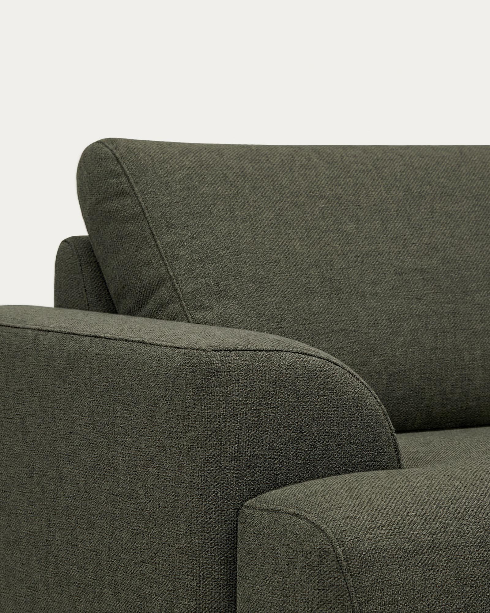 Elegantes 2-Sitzer-Sofa in dunklem Chenille, stilvolle Buchenholzbeine in Walnussoptik, ideal für moderne Wohnräume.