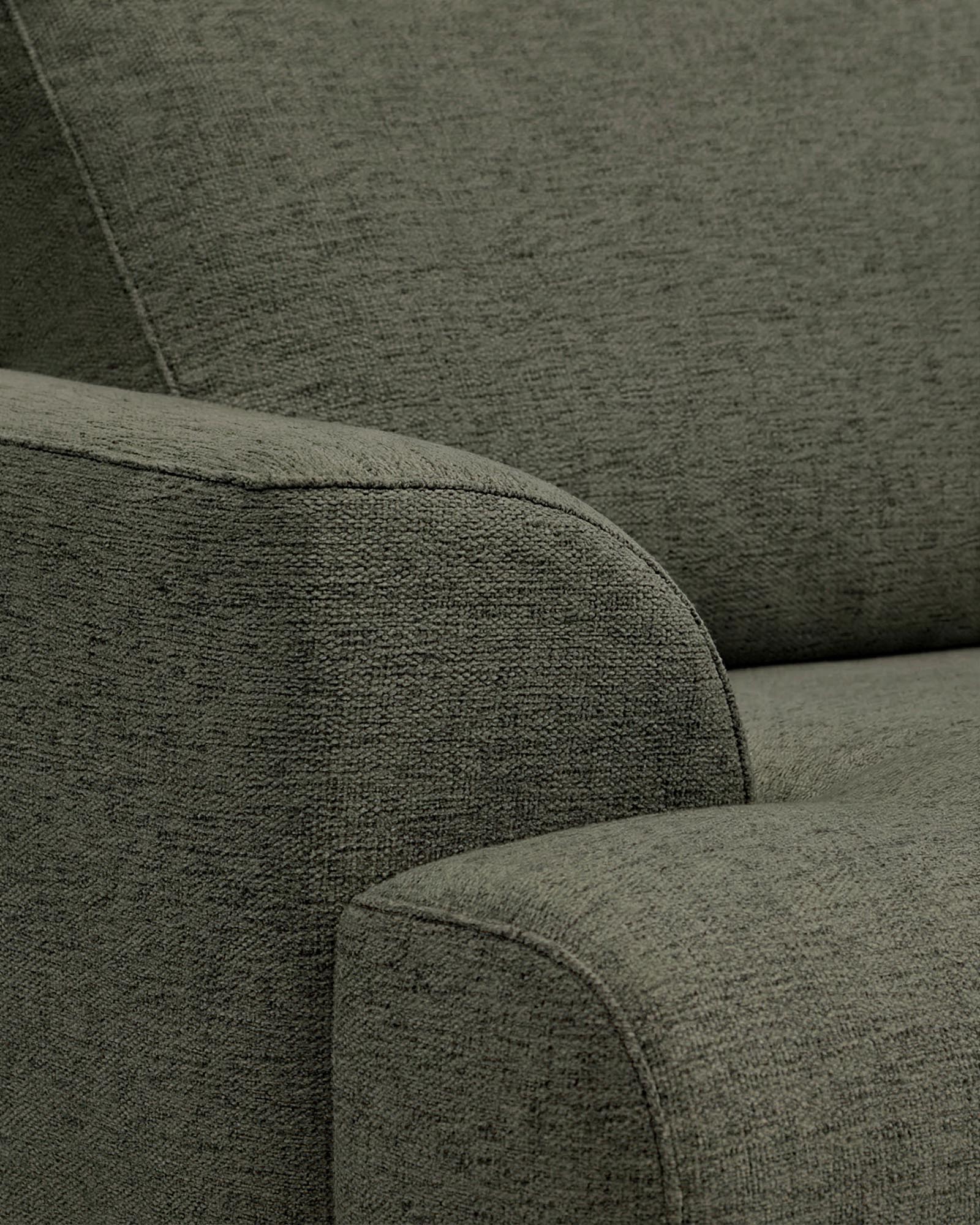 Elegantes 2-Sitzer-Sofa Karin in dunklem Chenille, mit robusten Buchenholzbeinen in Walnussoptik, ideal für stilvolle Wohnräume.