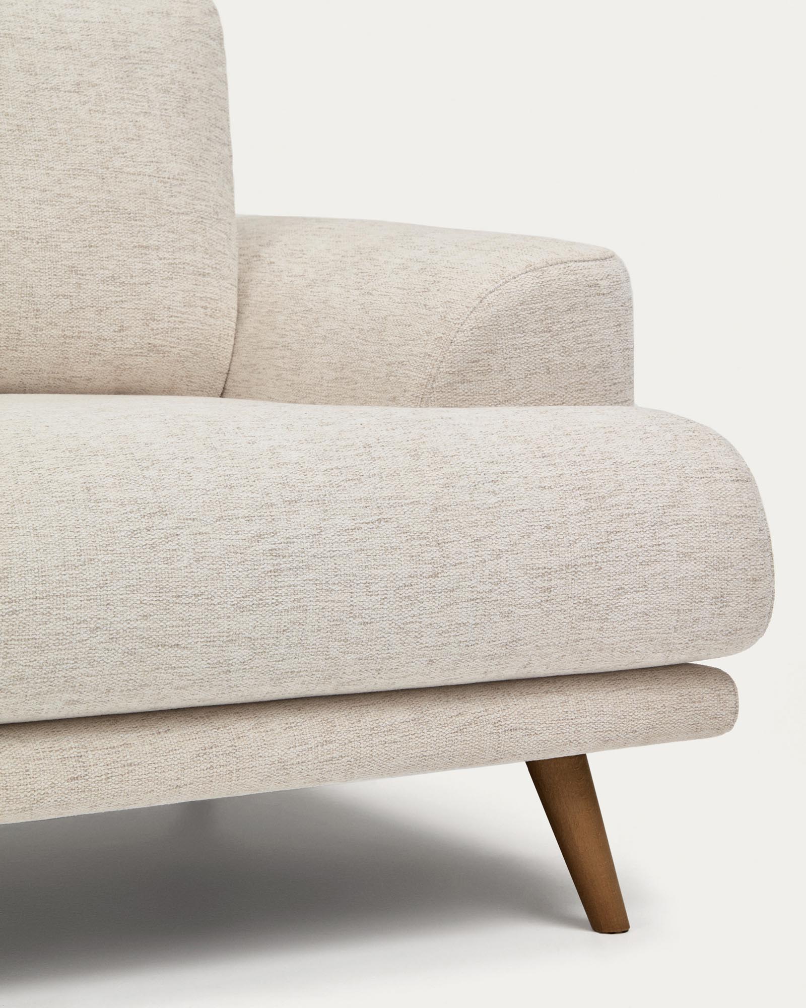 Elegantes 2-Sitzer-Sofa Karin in beigem Chenille, ausgestattet mit stabilen Buchenholzbeinen in edler Walnussfarbe, perfekt für moderne Interiors.