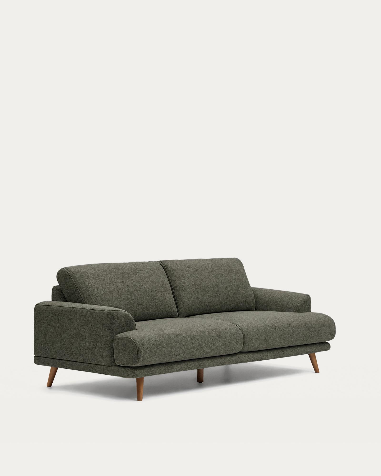 Stilvolles 3-Sitzer-Sofa Karin in dunklem Chenille, mit robusten Buchenholzbeinen in edler Walnussfarbe, perfekt für moderne Einrichtungen.