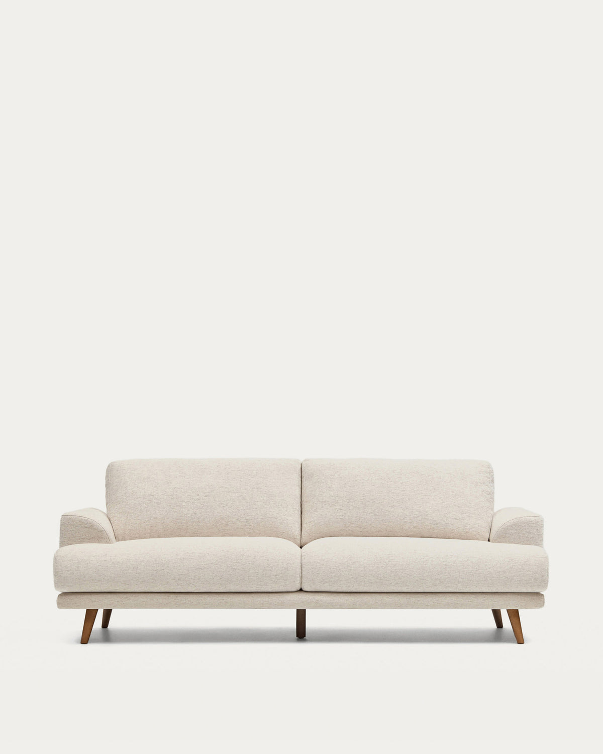 3-Sitzer-Sofa Karin in Beige mit Beinen aus massivem Buchenholz mit walnussfarbener Oberfläche 231 cm in Beige präsentiert im Onlineshop von KAQTU Design AG. 3er Sofa ist von Kave Home