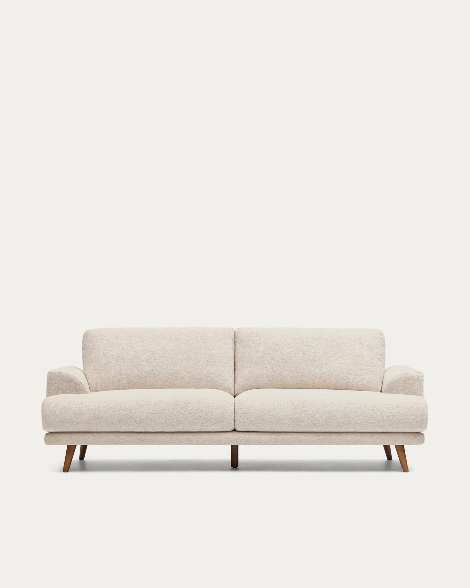 3-Sitzer-Sofa Karin in Beige mit Beinen aus massivem Buchenholz mit walnussfarbener Oberfläche 231 cm in Beige präsentiert im Onlineshop von KAQTU Design AG. 3er Sofa ist von Kave Home