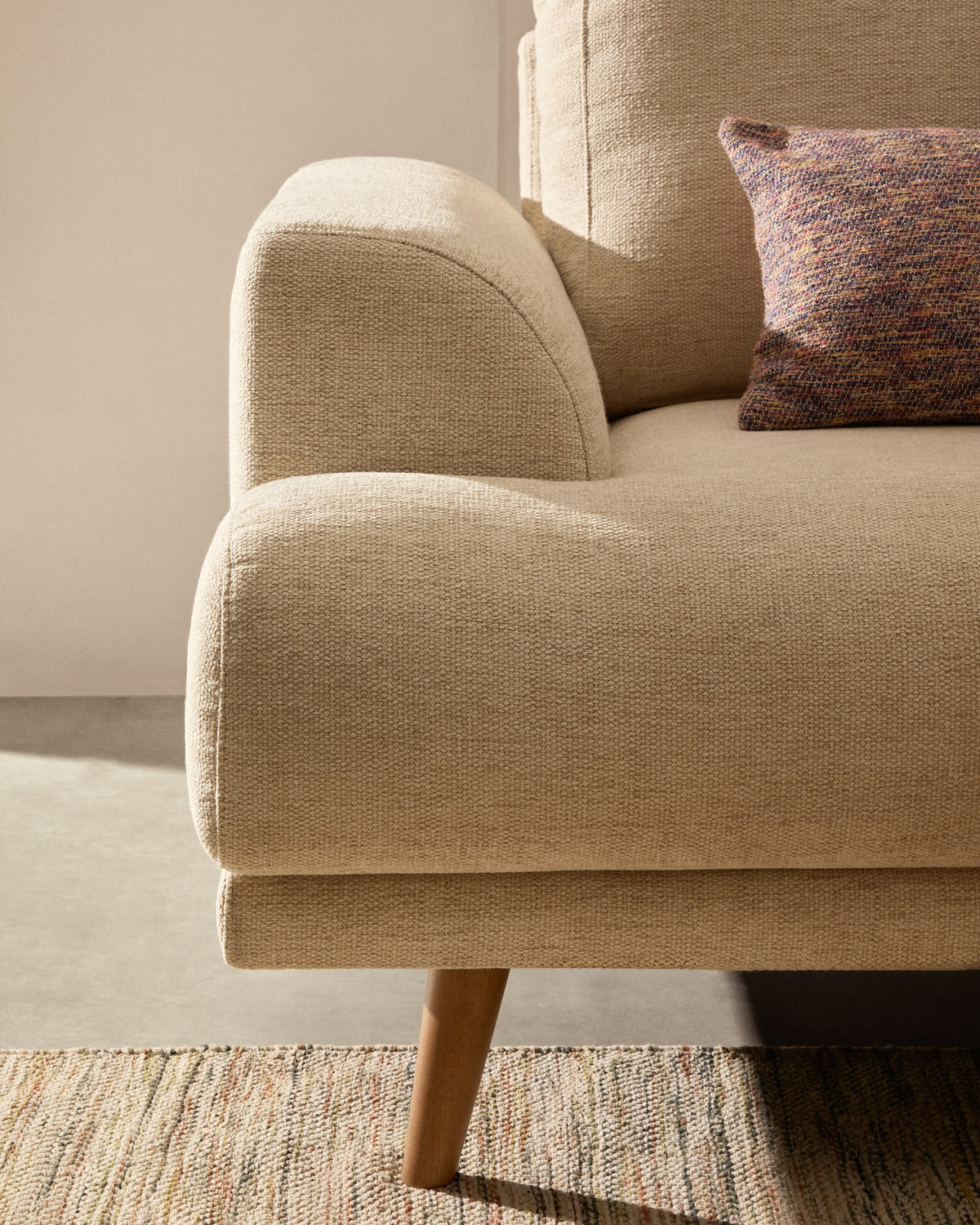 2-Sitzer-Sofa Karin aus beiger Chenille mit Beinen aus massivem Buchenholz mit Finish in natürlichem Farbton 211 cm in Beige präsentiert im Onlineshop von KAQTU Design AG. 2er Sofa ist von Kave Home
