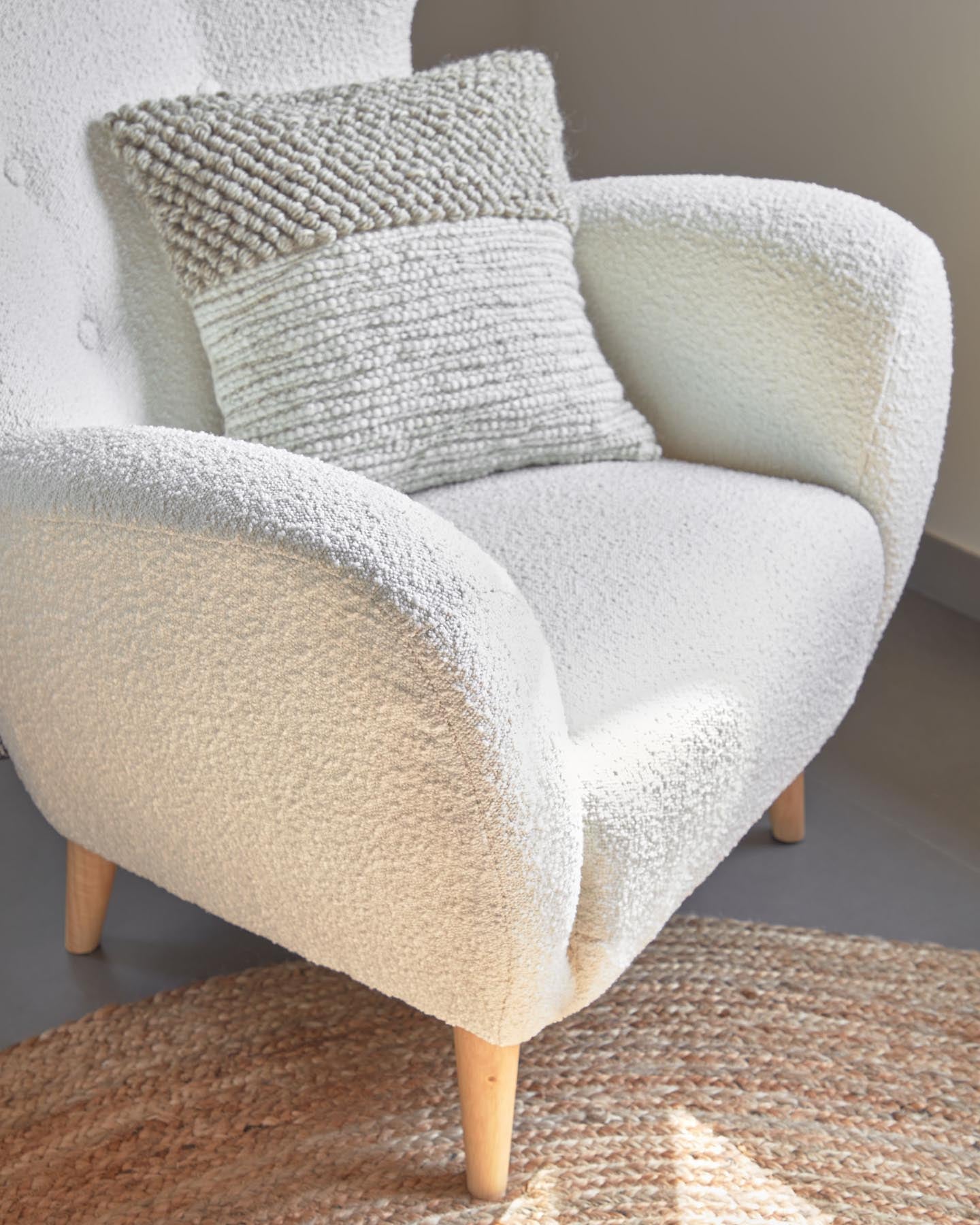 Patio Sessel mit Bouclé-Polsterung in Weiß und Beinen aus massivem Buchenholz natur FSC Mix Credit in Weiß präsentiert im Onlineshop von KAQTU Design AG. Sessel ist von Kave Home