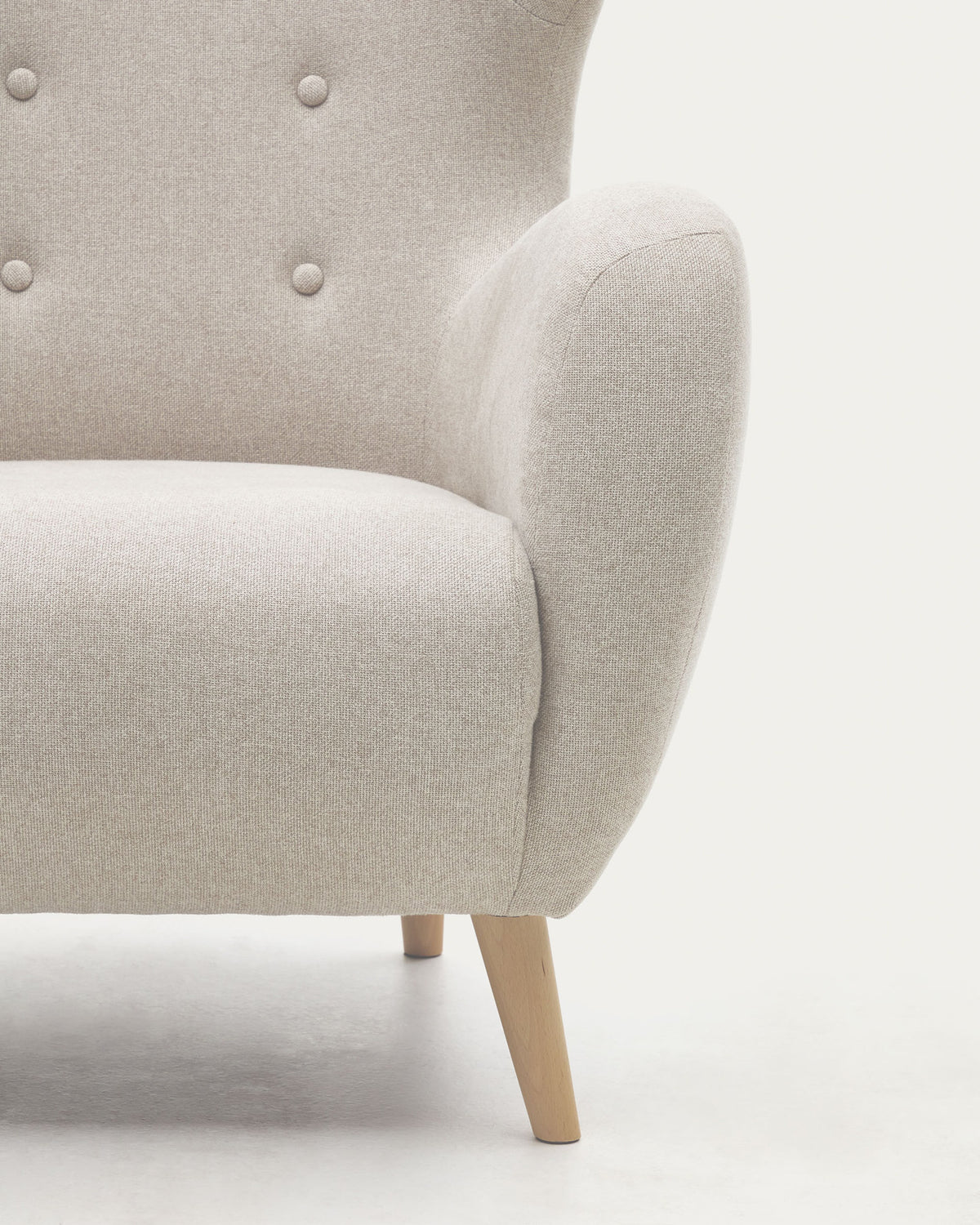 Patio Sessel in Beige mit Beinen aus massiver Buche FSC Mix Credit in Beige präsentiert im Onlineshop von KAQTU Design AG. Sessel mit Armlehnen ist von Kave Home