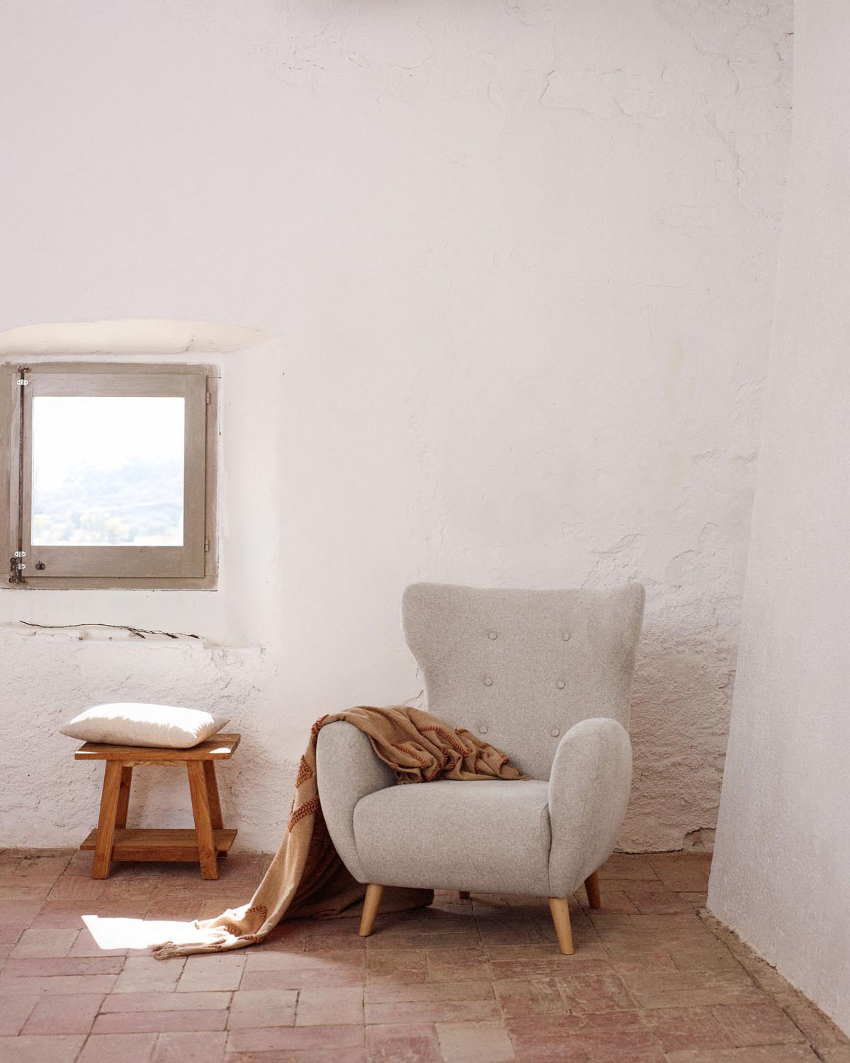 Beige Patio Sessel mit nostalgischem Retro-Design, stabilen Buchenholzbeinen und bequemen, pflegeleichten Materialien. Ideal für Ihr Zuhause.