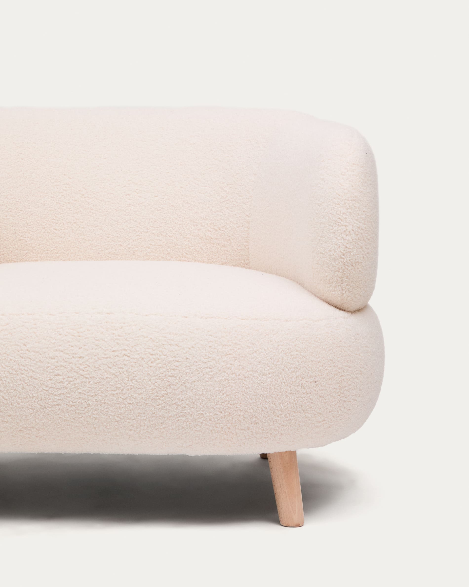 Moderner Luisa Sessel in Écru mit weichem Bouclé-Bezug und stabilen Buchenbeinen. Ideal für stilvolle Entspannung in jedem Raum.