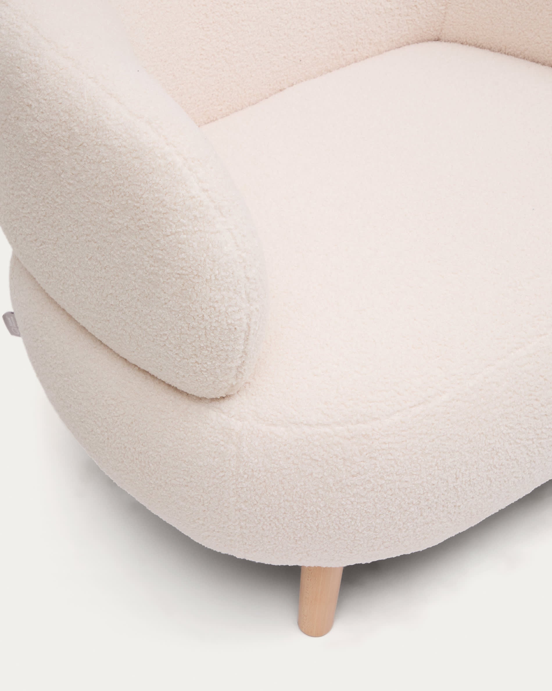 Eleganter Luisa Sessel in Écru mit luxuriösem Bouclé-Bezug und robusten Buchenbeinen. Perfekt für gemütliche Stunden und stilvolle Akzente.