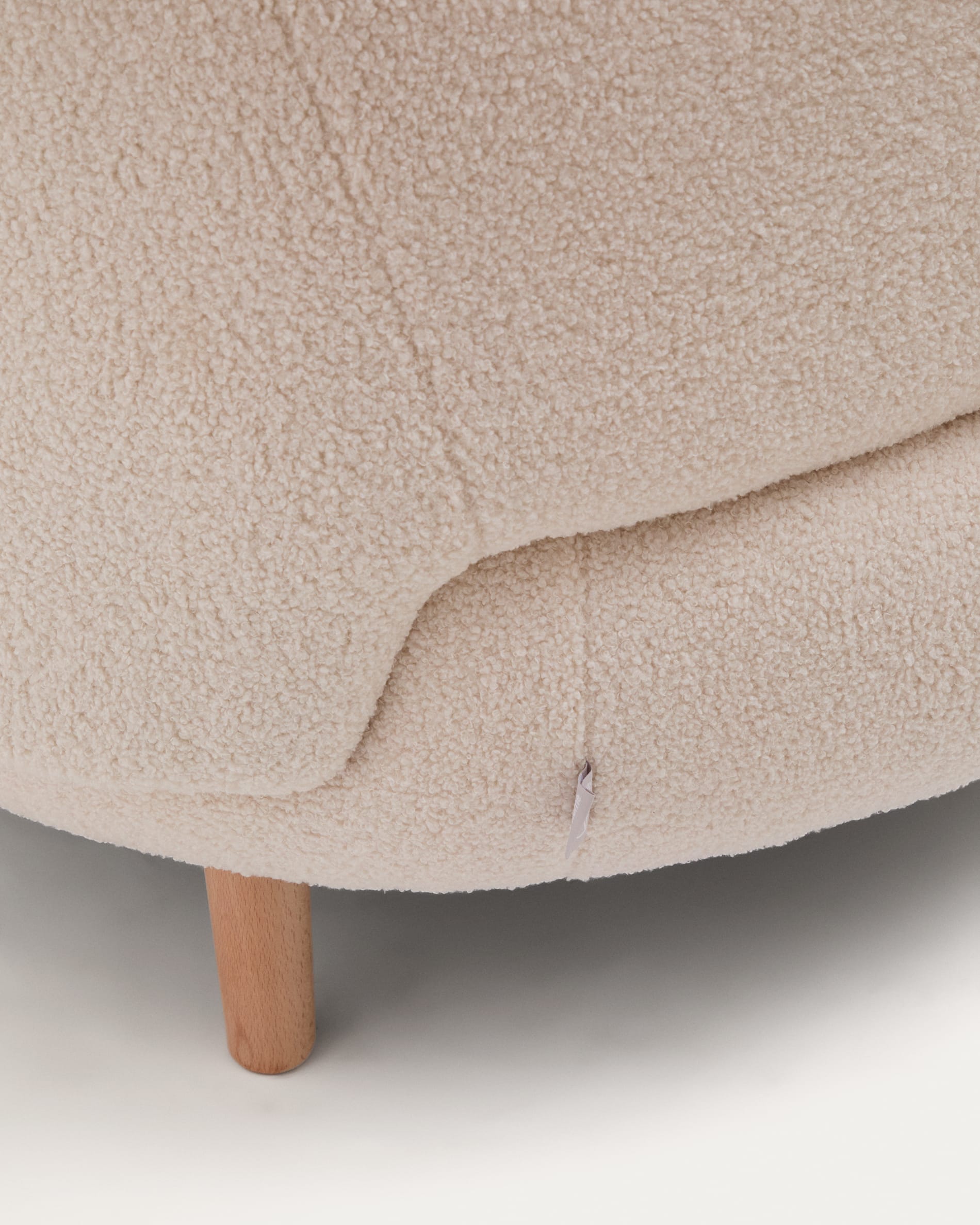 Stilvoller Luisa Sessel in Écru mit weichem Bouclé-Bezug und stabilen Buchenbeinen. Ideal für entspannte Momente und moderne Wohnräume.