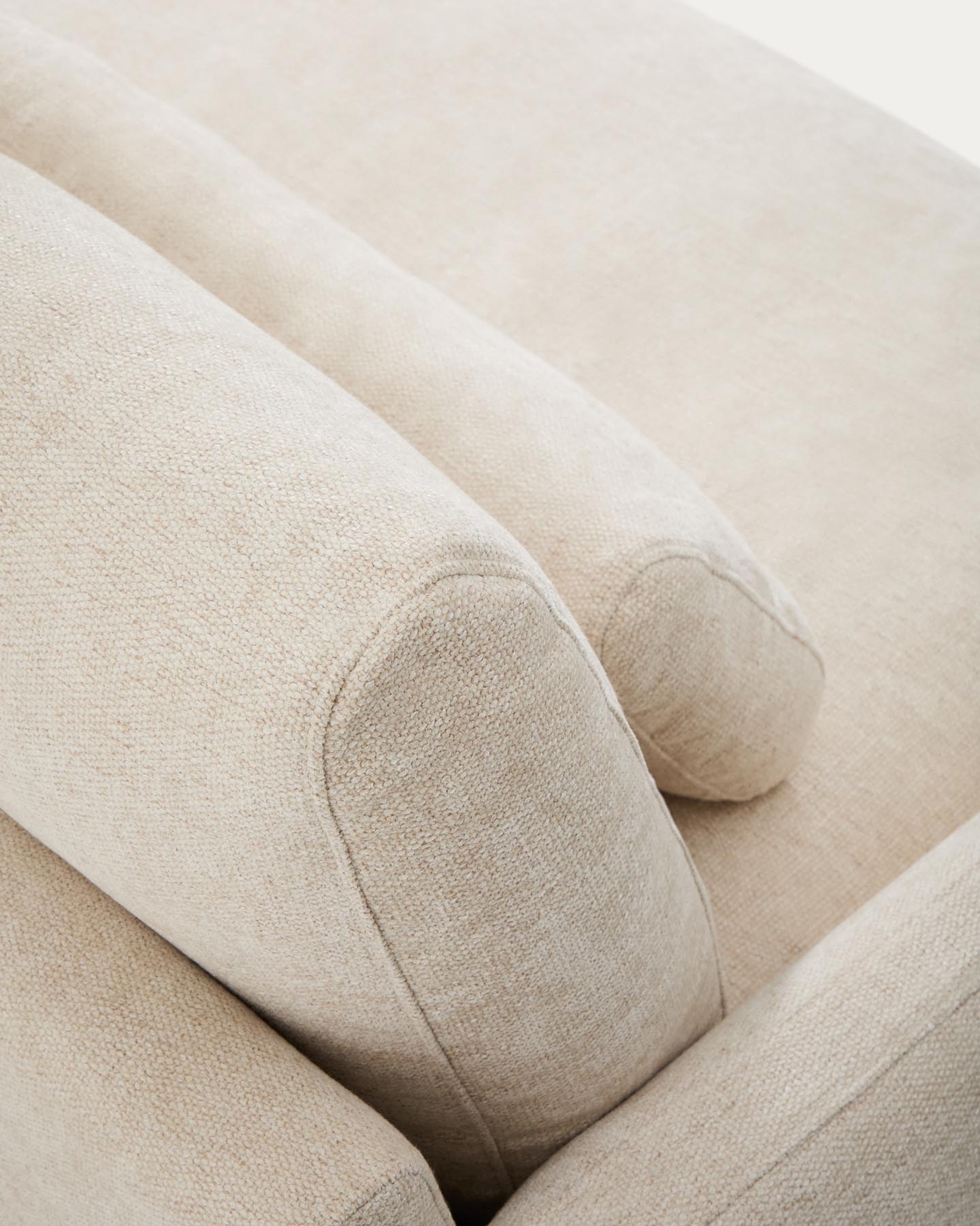 2-Sitzer-Sofa Veliro aus beiger Chenille mit schwarzen Stahlbeinen, 210 cm FSC Mix Credit in Beige präsentiert im Onlineshop von KAQTU Design AG. 2er Sofa ist von Kave Home