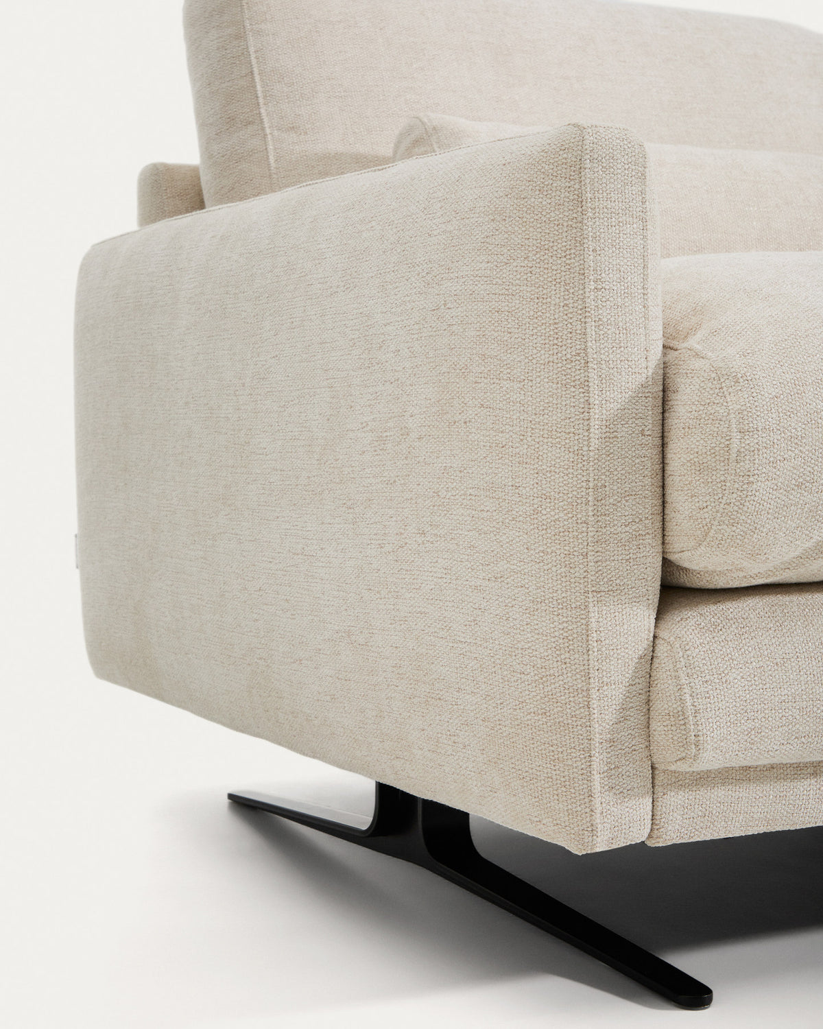 2-Sitzer-Sofa Veliro aus beiger Chenille mit schwarzen Stahlbeinen, 210 cm FSC Mix Credit in Beige präsentiert im Onlineshop von KAQTU Design AG. 2er Sofa ist von Kave Home