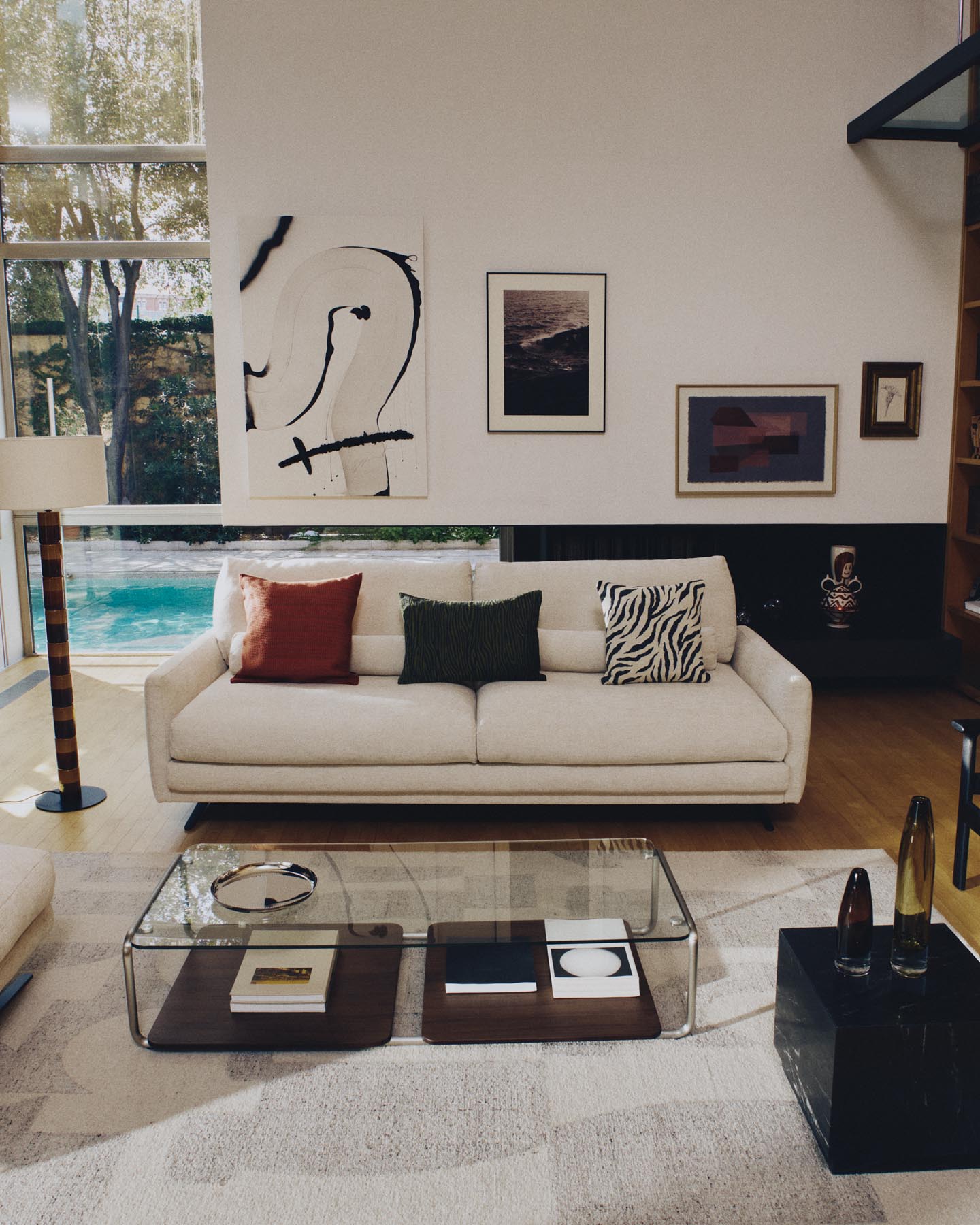 2-Sitzer-Sofa Veliro aus beiger Chenille mit schwarzen Stahlbeinen, 210 cm FSC Mix Credit in Beige präsentiert im Onlineshop von KAQTU Design AG. 2er Sofa ist von Kave Home