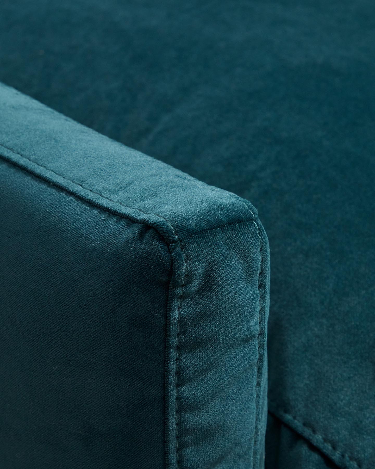 2-Sitzer-Sofa Veliro, schwer entflammbar, mit Samt in dunklem Türkis und Stahlbeinen mit schwarzem Finish, 210 cm, FSC Mix Credit in Grün präsentiert im Onlineshop von KAQTU Design AG. 2er Sofa ist von Kave Home