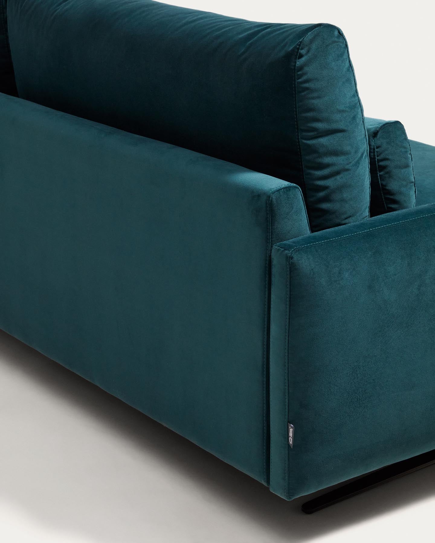 2-Sitzer-Sofa Veliro, schwer entflammbar, mit Samt in dunklem Türkis und Stahlbeinen mit schwarzem Finish, 210 cm, FSC Mix Credit in Grün präsentiert im Onlineshop von KAQTU Design AG. 2er Sofa ist von Kave Home