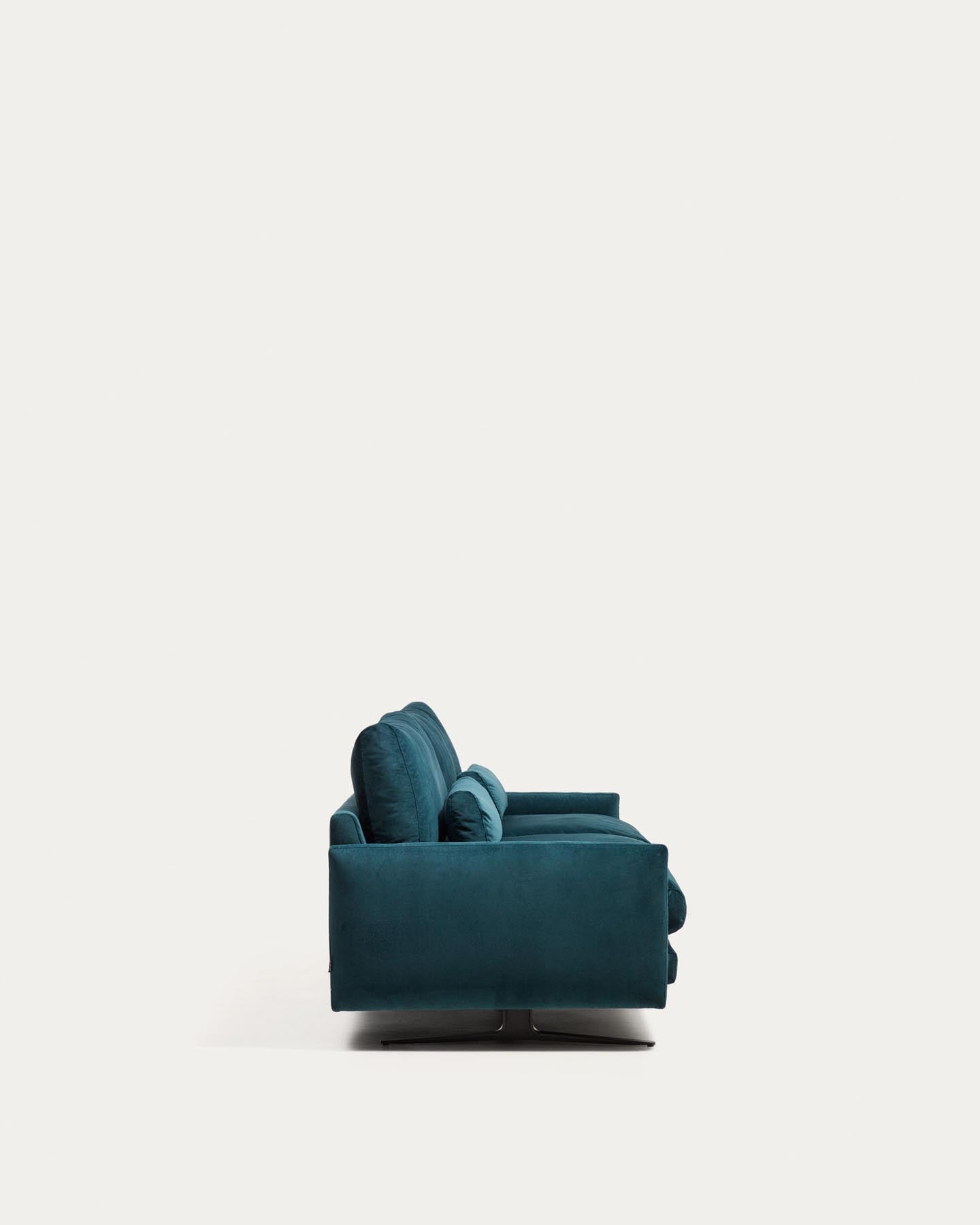 2-Sitzer-Sofa Veliro, schwer entflammbar, mit Samt in dunklem Türkis und Stahlbeinen mit schwarzem Finish, 210 cm, FSC Mix Credit in Grün präsentiert im Onlineshop von KAQTU Design AG. 2er Sofa ist von Kave Home