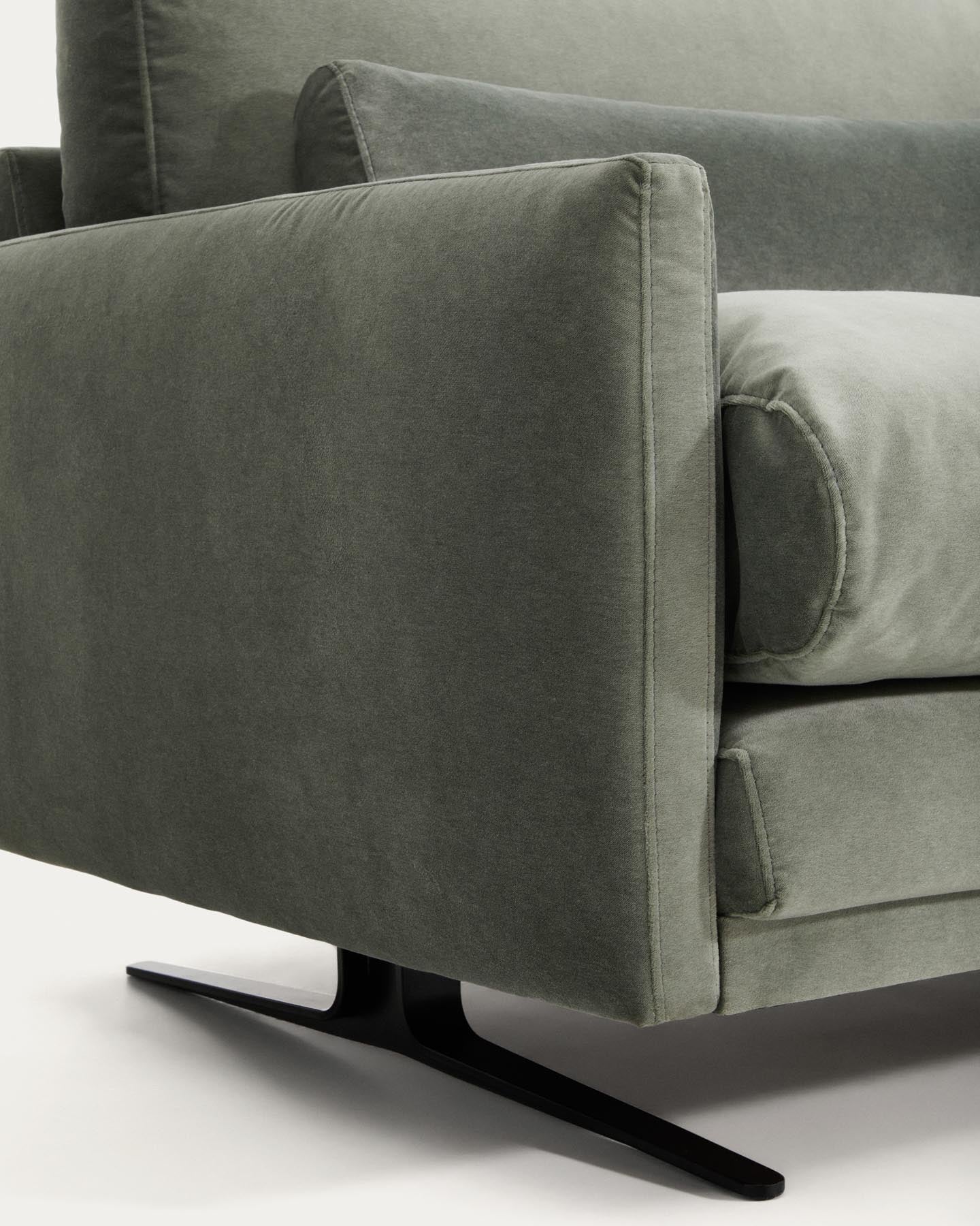 2-Sitzer-Sofa Veliro aus grünem Samt mit Stahlbeinen in schwarzer Ausführung, 210 cm FSC Mix Credit in Grün präsentiert im Onlineshop von KAQTU Design AG. 2er Sofa ist von Kave Home