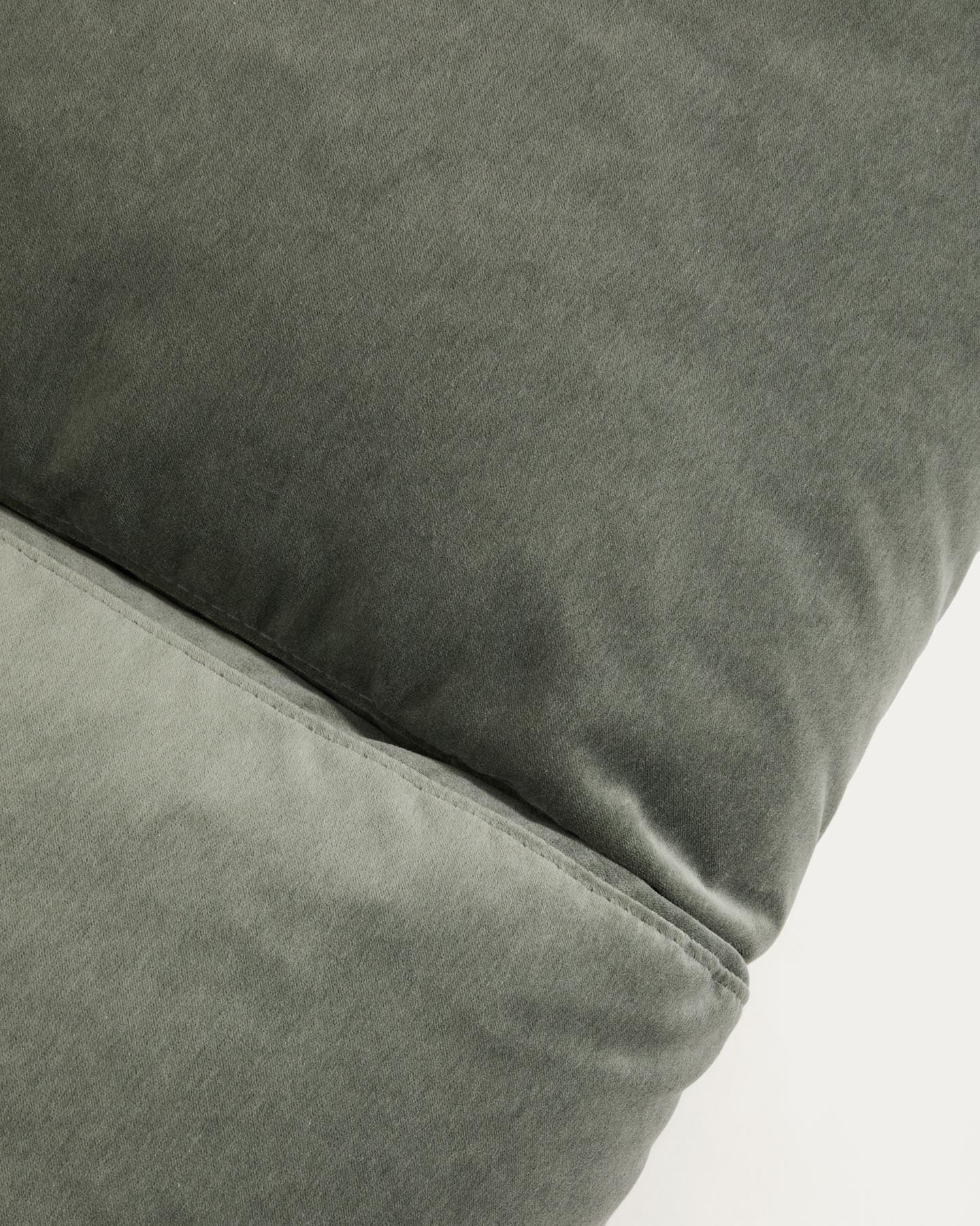 2-Sitzer-Sofa Veliro aus grünem Samt mit Stahlbeinen in schwarzer Ausführung, 210 cm FSC Mix Credit in Grün präsentiert im Onlineshop von KAQTU Design AG. 2er Sofa ist von Kave Home