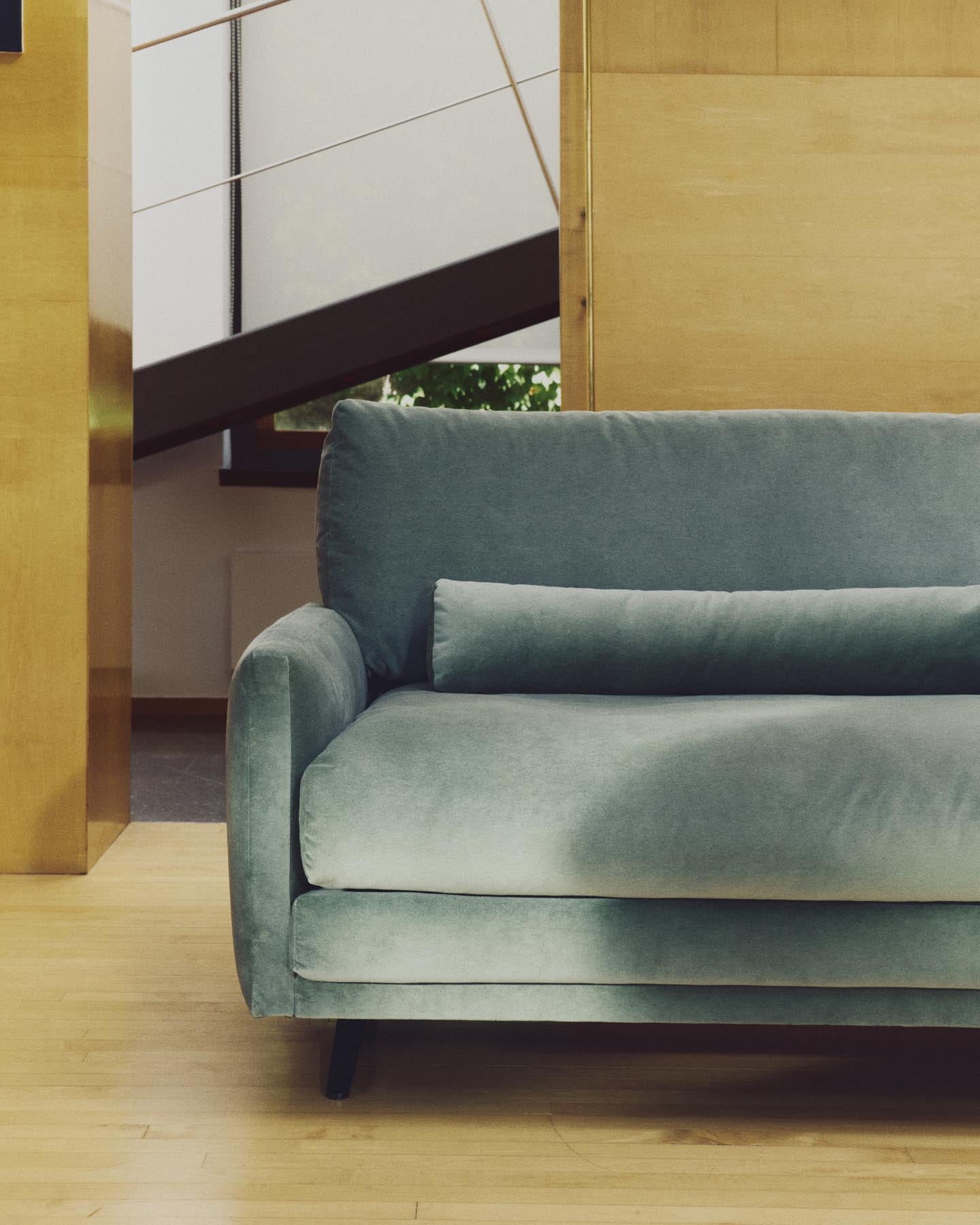 2-Sitzer-Sofa Veliro aus grünem Samt mit Stahlbeinen in schwarzer Ausführung, 210 cm FSC Mix Credit in Grün präsentiert im Onlineshop von KAQTU Design AG. 2er Sofa ist von Kave Home