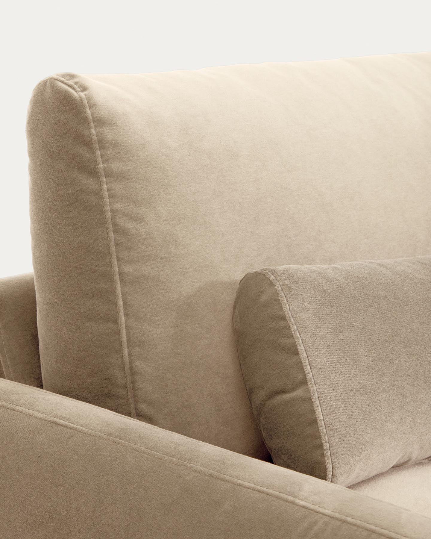 2-Sitzer-Sofa Veliro aus perlfarbenem Samt mit Stahlbeinen in schwarzer Ausführung, 210 cm, FSC Mix Credit in Perle präsentiert im Onlineshop von KAQTU Design AG. 2er Sofa ist von Kave Home