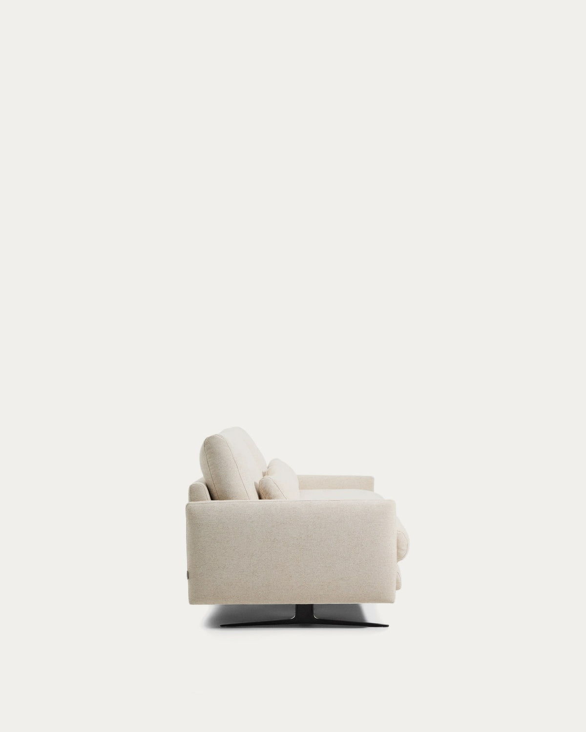2-Sitzer-Sofa Veliro von Kave Home mit beigem Chenille-Bezug, gepolsterten Armlehnen und schwarzen matten Stahlbeinen.