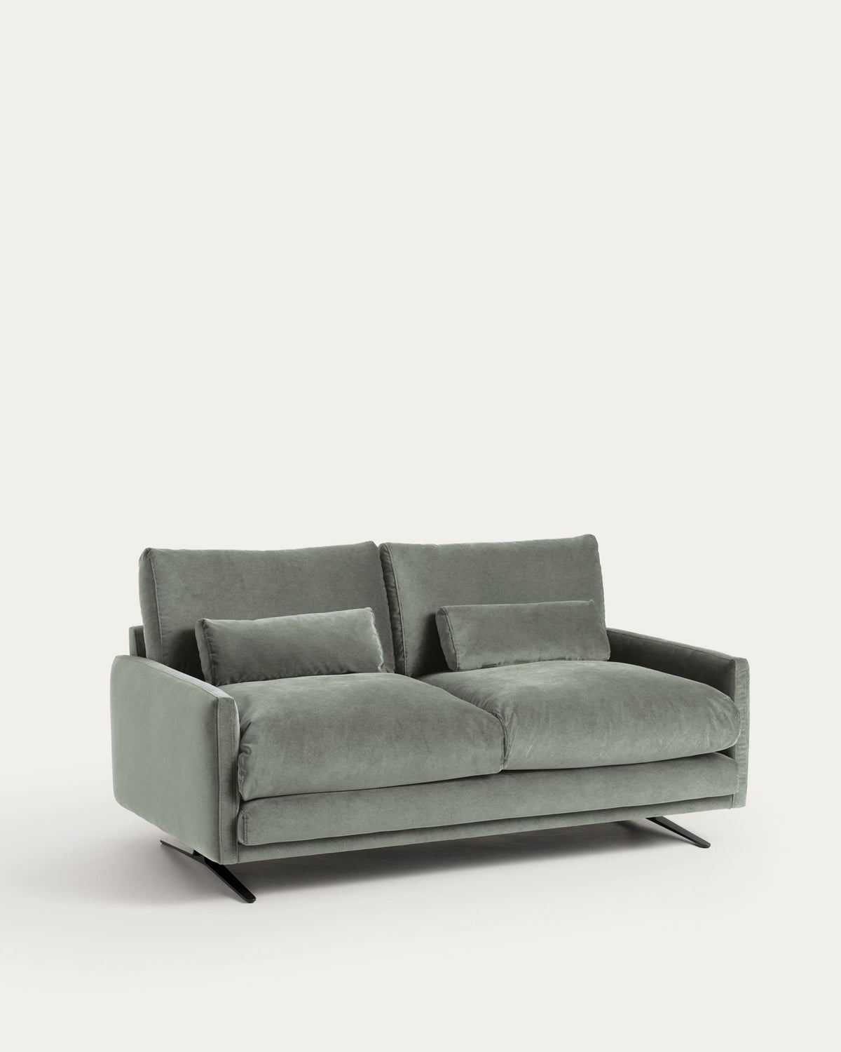 2-Sitzer-Sofa Veliro von Kave Home mit grünem Samtbezug, schwarzen pulverbeschichteten Stahlbeinen und gepolsterten Armlehnen, Frontalansicht.