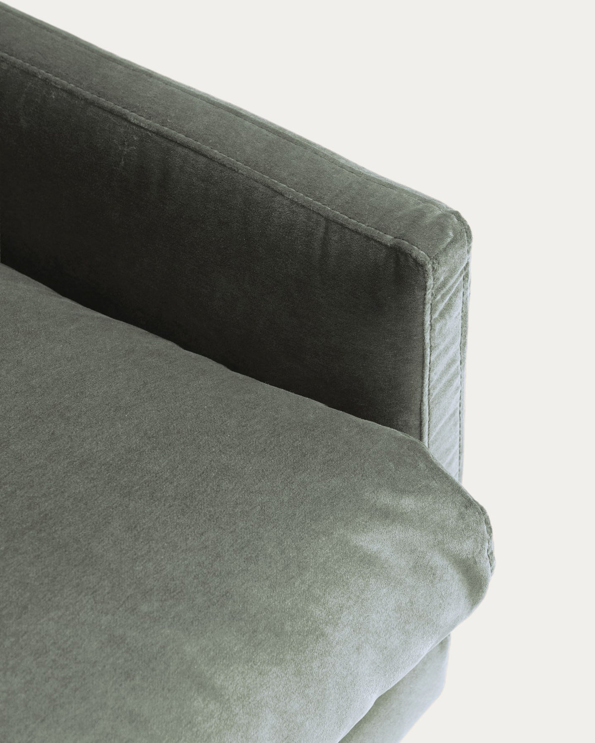 2-Sitzer-Sofa Veliro von Kave Home mit grünem Samtbezug, schwarzen pulverbeschichteten Stahlbeinen und gepolsterten Armlehnen, Frontalansicht.