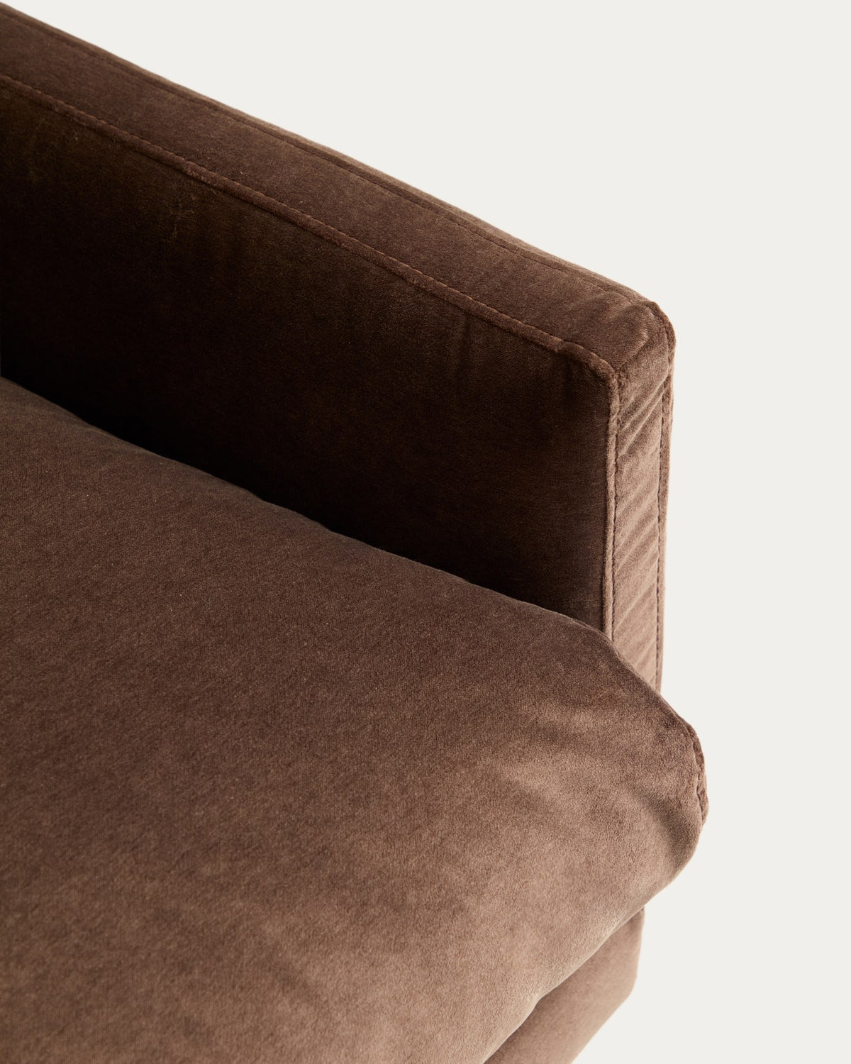 2-Sitzer-Sofa Veliro in schokoladenbraunem Samt mit schwarzen Stahlbeinen, klassische Linienführung, Armlehnen, 180 cm breit.