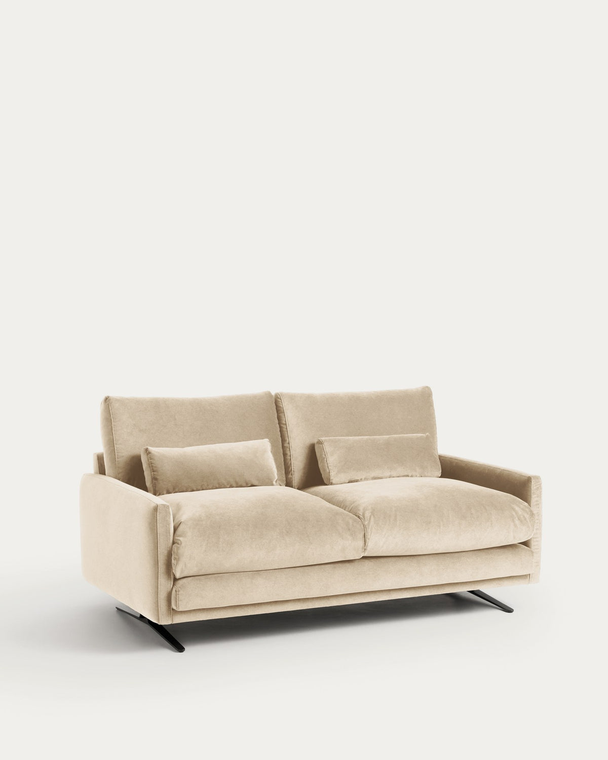 2-Sitzer-Sofa Veliro von Kave Home aus perlfarbenem Samt mit gepolsterter Sitzfläche und schwarzen Stahlbeinen, Breite 180 cm.