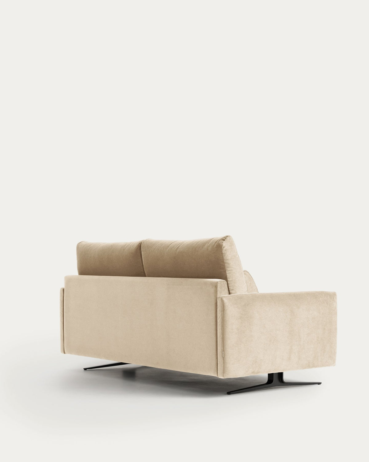 2-Sitzer-Sofa Veliro von Kave Home aus perlfarbenem Samt mit gepolsterter Sitzfläche und schwarzen Stahlbeinen, Breite 180 cm.