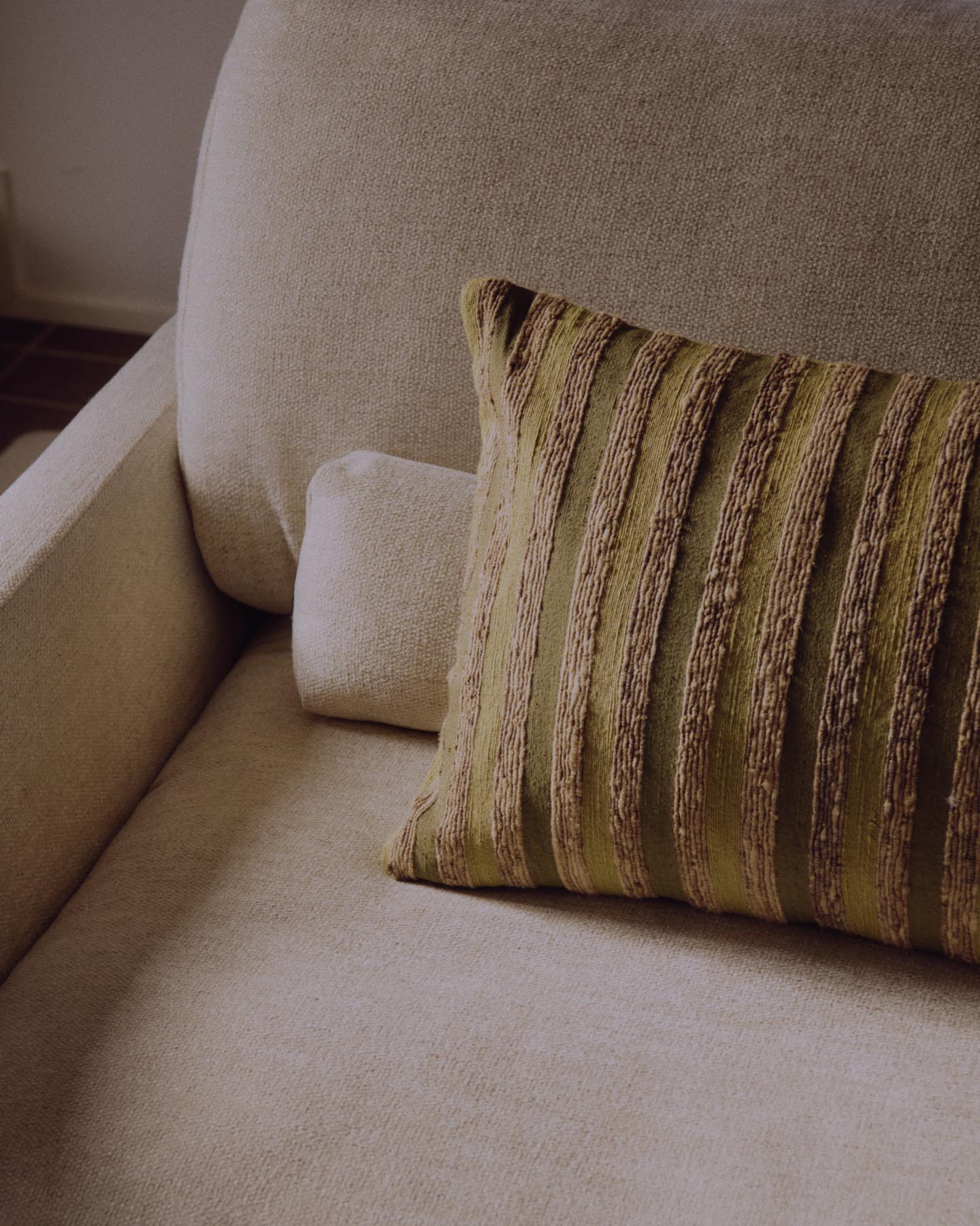 3-Sitzer-Sofa Veliro aus beiger Chenille mit schwarzen Stahlbeinen, 240 cm, FSC Mix Credit in Beige präsentiert im Onlineshop von KAQTU Design AG. 3er Sofa ist von Kave Home