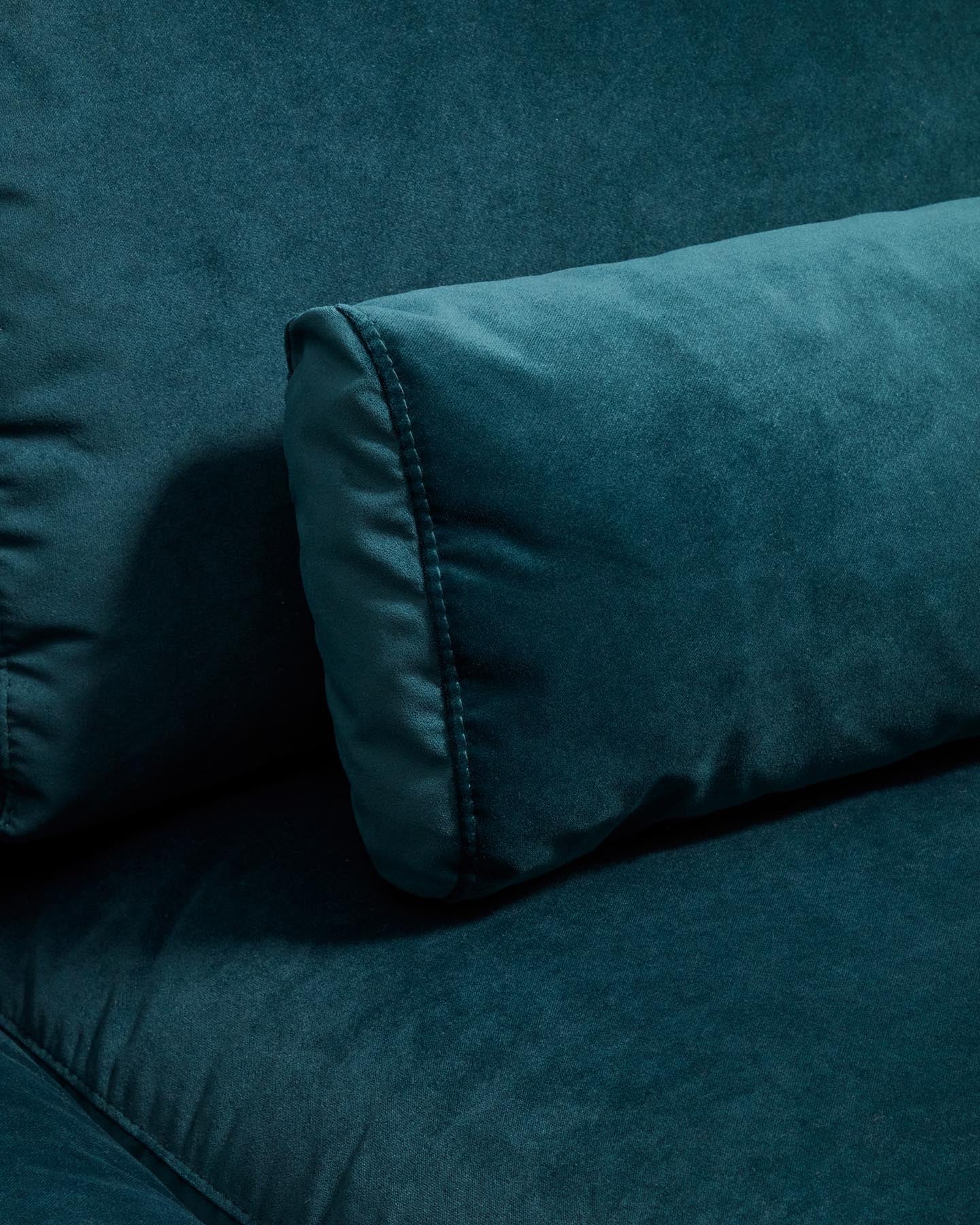 3-Sitzer-Sofa Veliro, schwer entflammbar, mit Samt in dunklem Türkis und Stahlbeinen mit schwarzem Finish, 240 cm, FSC Mix Credit in Grün präsentiert im Onlineshop von KAQTU Design AG. 3er Sofa ist von Kave Home