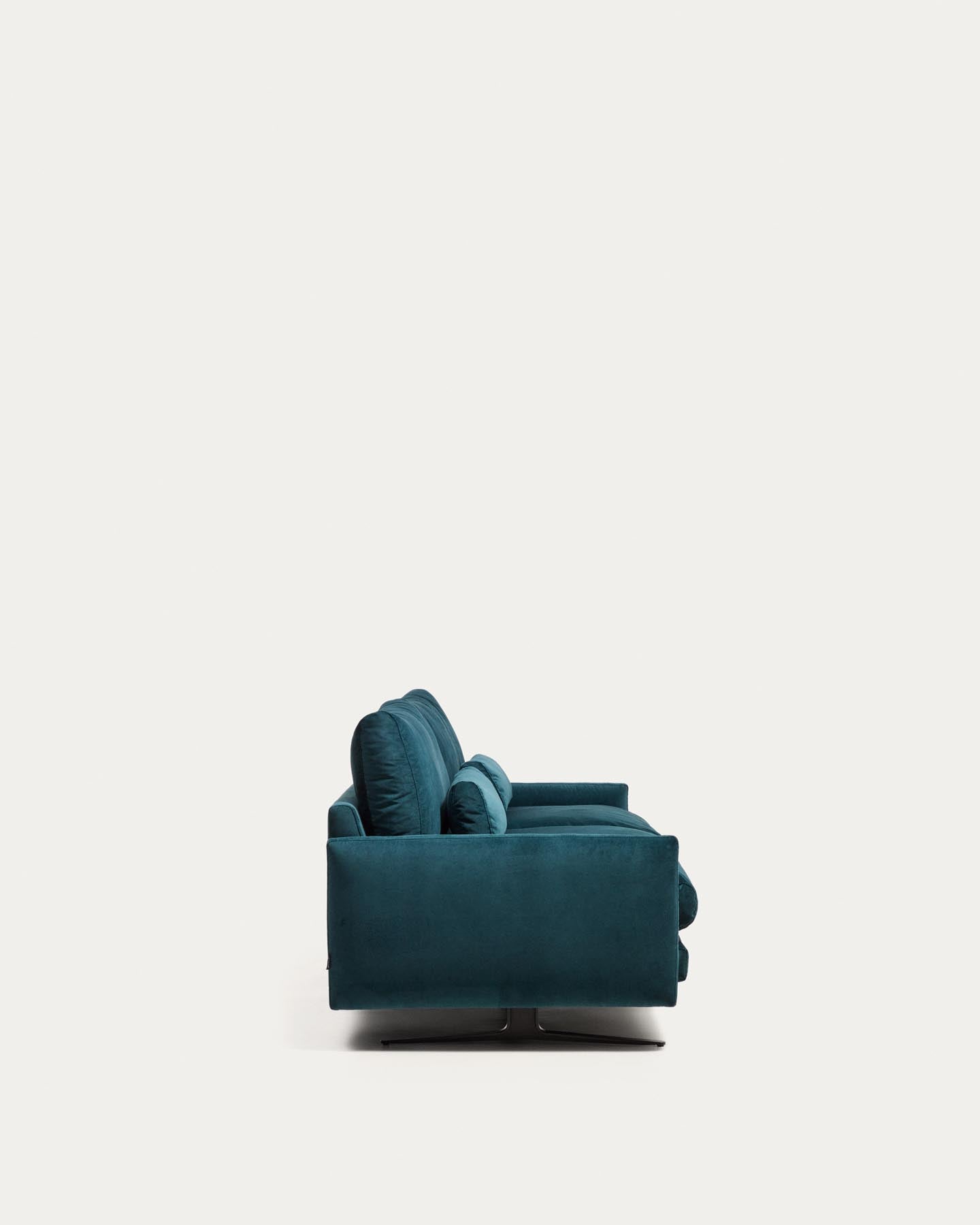 3-Sitzer-Sofa Veliro, schwer entflammbar, mit Samt in dunklem Türkis und Stahlbeinen mit schwarzem Finish, 240 cm, FSC Mix Credit in Grün präsentiert im Onlineshop von KAQTU Design AG. 3er Sofa ist von Kave Home