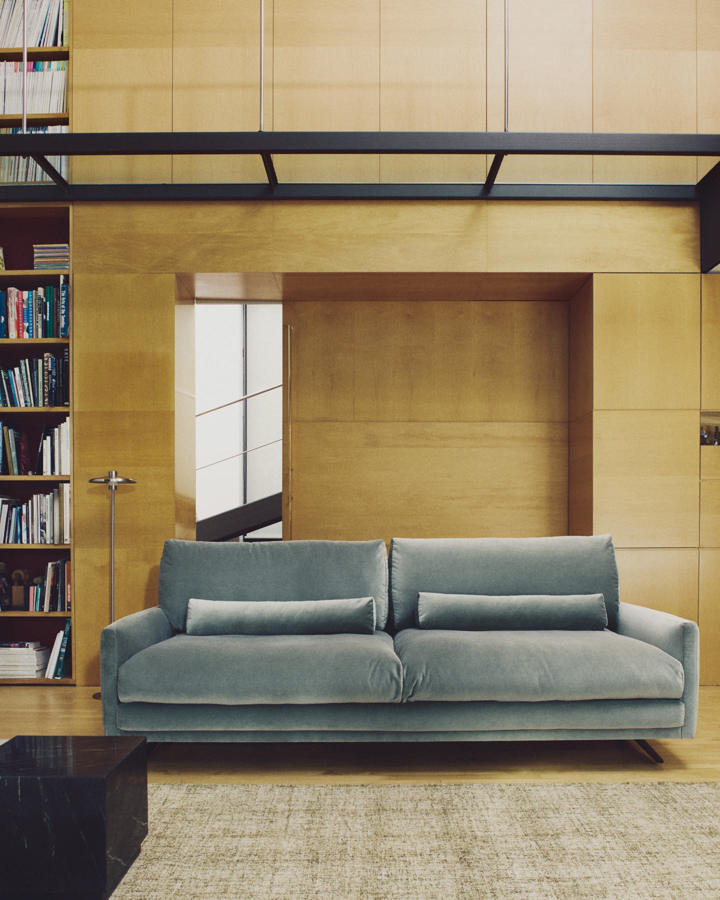 3-Sitzer-Sofa Veliro aus grünem Samt mit Stahlbeinen in schwarzer Ausführung, 240 cm, FSC Mix Credit in Grün präsentiert im Onlineshop von KAQTU Design AG. 3er Sofa ist von Kave Home