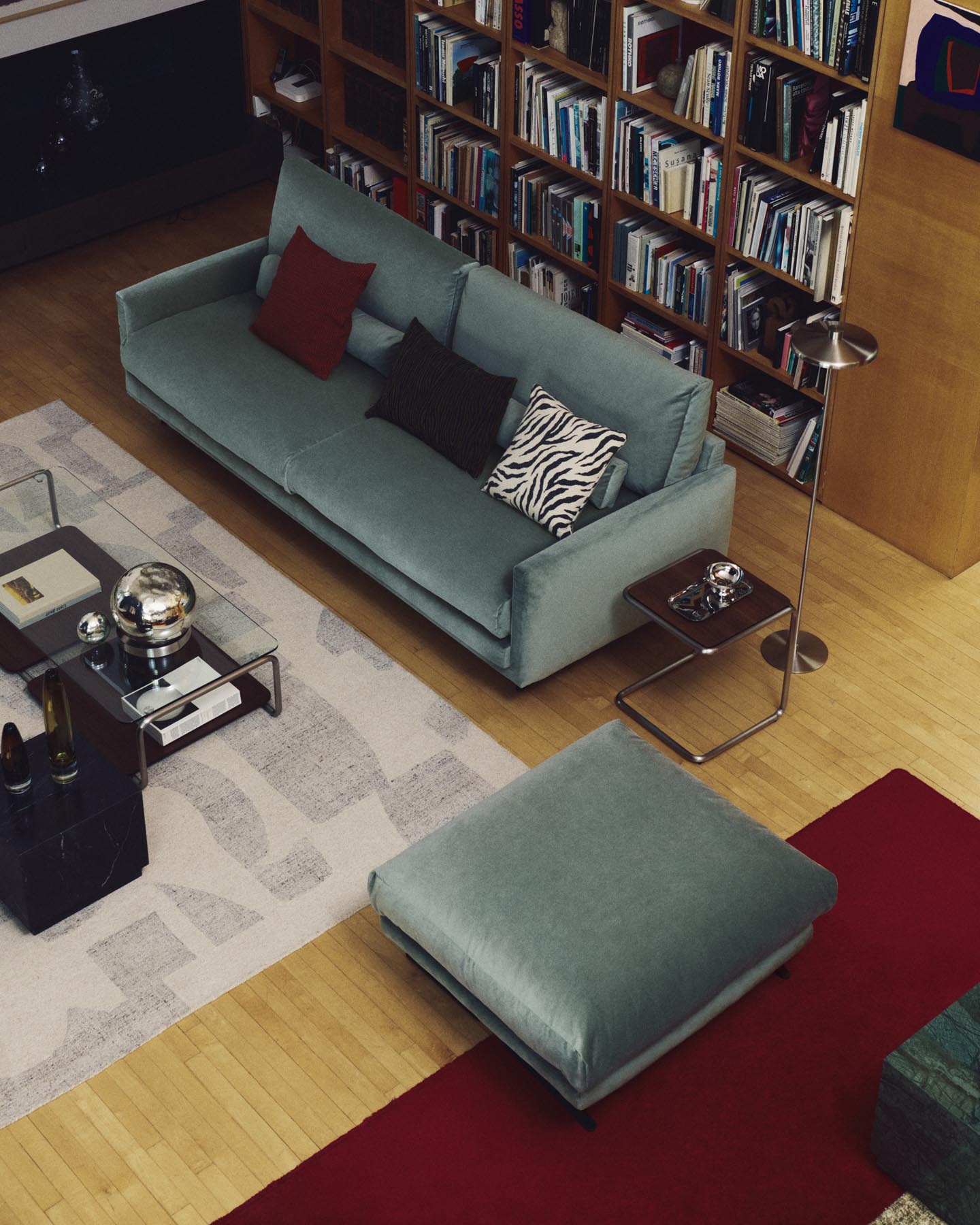 3-Sitzer-Sofa Veliro aus grünem Samt mit Stahlbeinen in schwarzer Ausführung, 240 cm, FSC Mix Credit in Grün präsentiert im Onlineshop von KAQTU Design AG. 3er Sofa ist von Kave Home