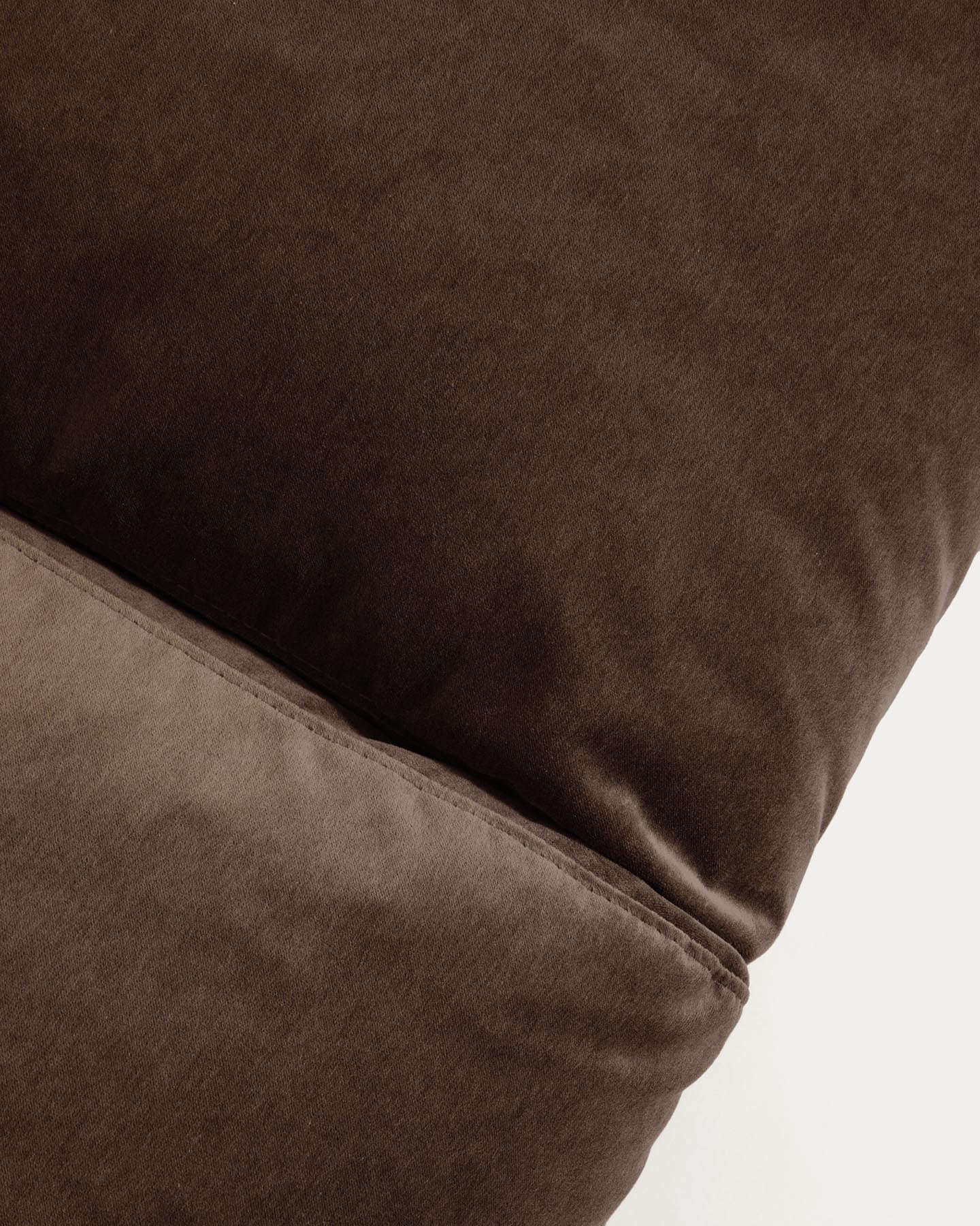 3-Sitzer-Sofa Veliro aus schokoladenbraunem Samt mit Stahlbeinen in schwarzer Ausführung, 240 cm FSC Mix Credit in Dunkelbraun präsentiert im Onlineshop von KAQTU Design AG. 3er Sofa ist von Kave Home