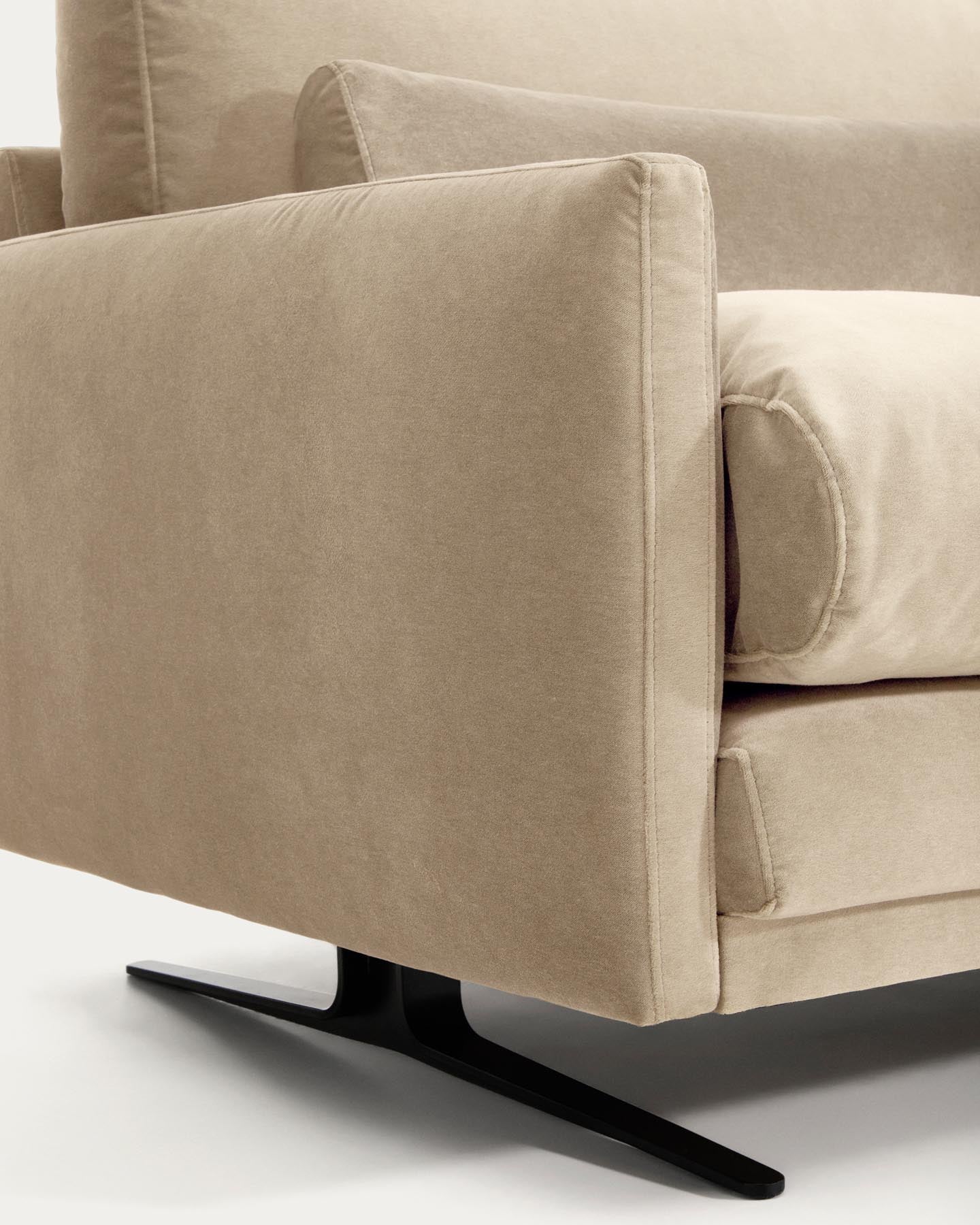 3-Sitzer-Sofa Veliro aus perlfarbenem Samt mit Stahlbeinen in schwarzer Ausführung, 240 cm FSC Mix Credit in Perle präsentiert im Onlineshop von KAQTU Design AG. 3er Sofa ist von Kave Home