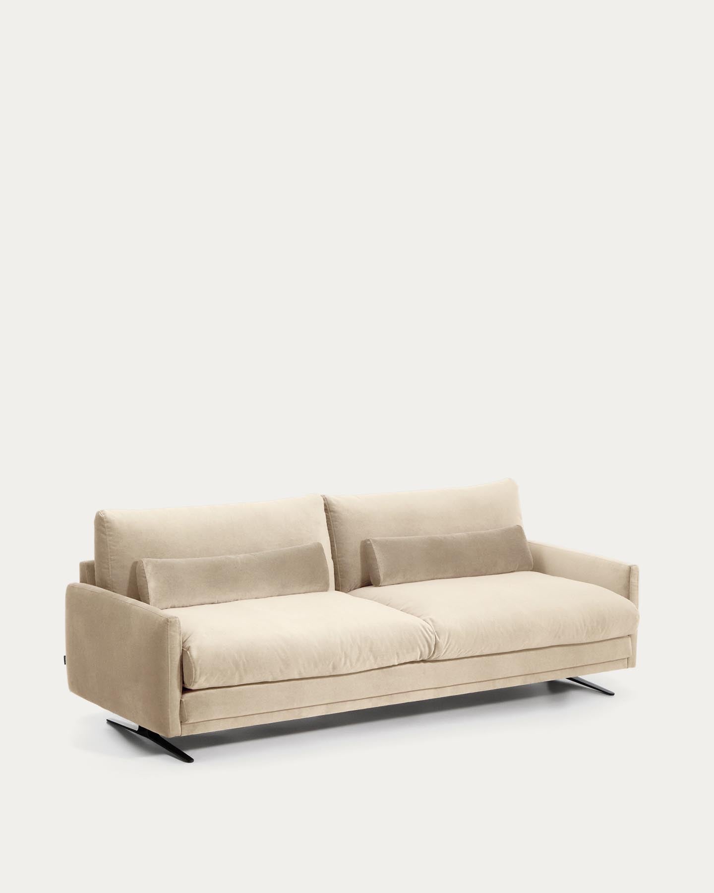 3-Sitzer-Sofa Veliro aus perlfarbenem Samt mit Stahlbeinen in schwarzer Ausführung, 240 cm FSC Mix Credit in Perle präsentiert im Onlineshop von KAQTU Design AG. 3er Sofa ist von Kave Home