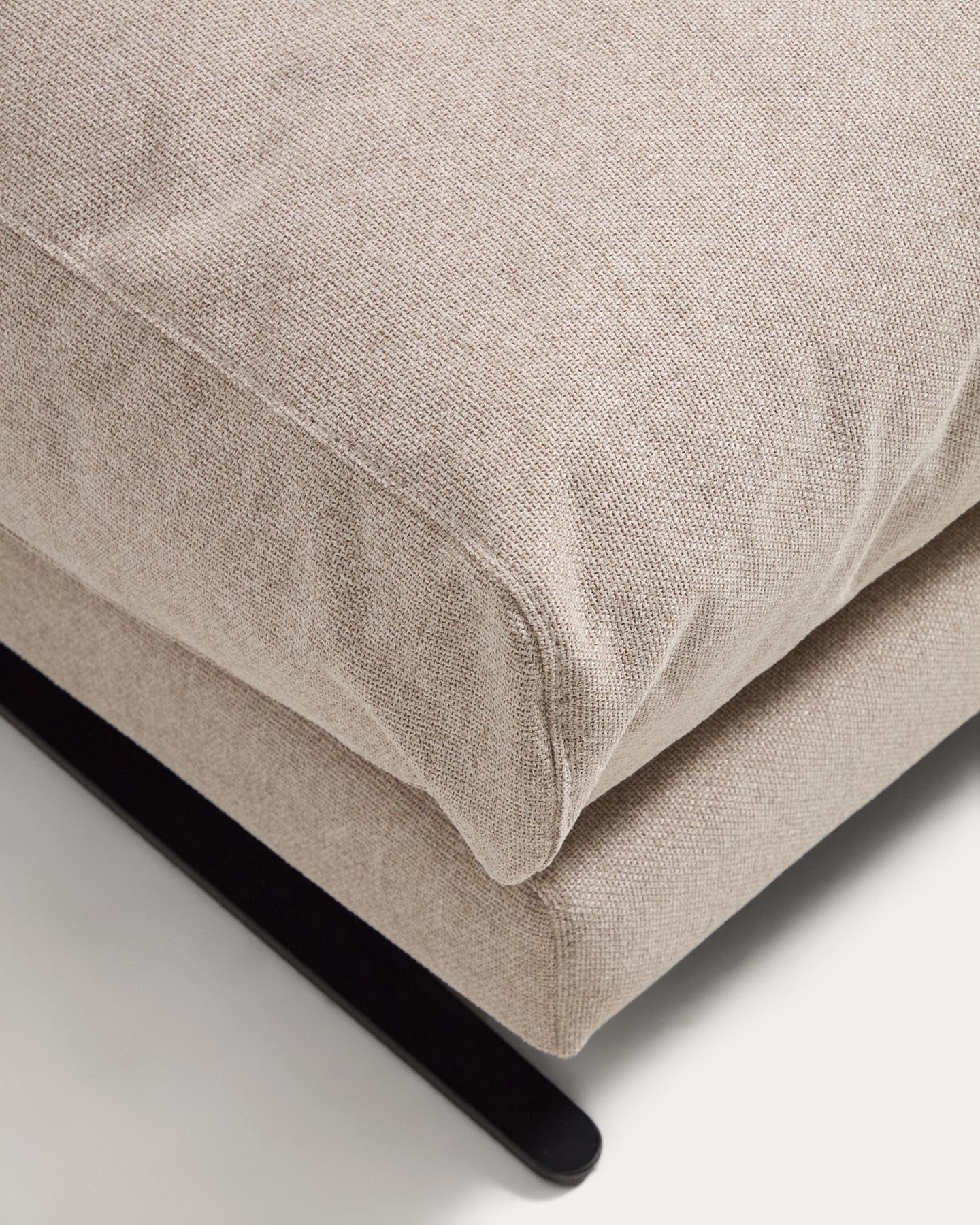 Fussablage Veliro, schwer entflammbar, in Beige mit Stahlbeinen mit schwarzem Finish, 85 x 90 cm, FSC Mix Credit in Beige präsentiert im Onlineshop von KAQTU Design AG. Pouf ist von Kave Home
