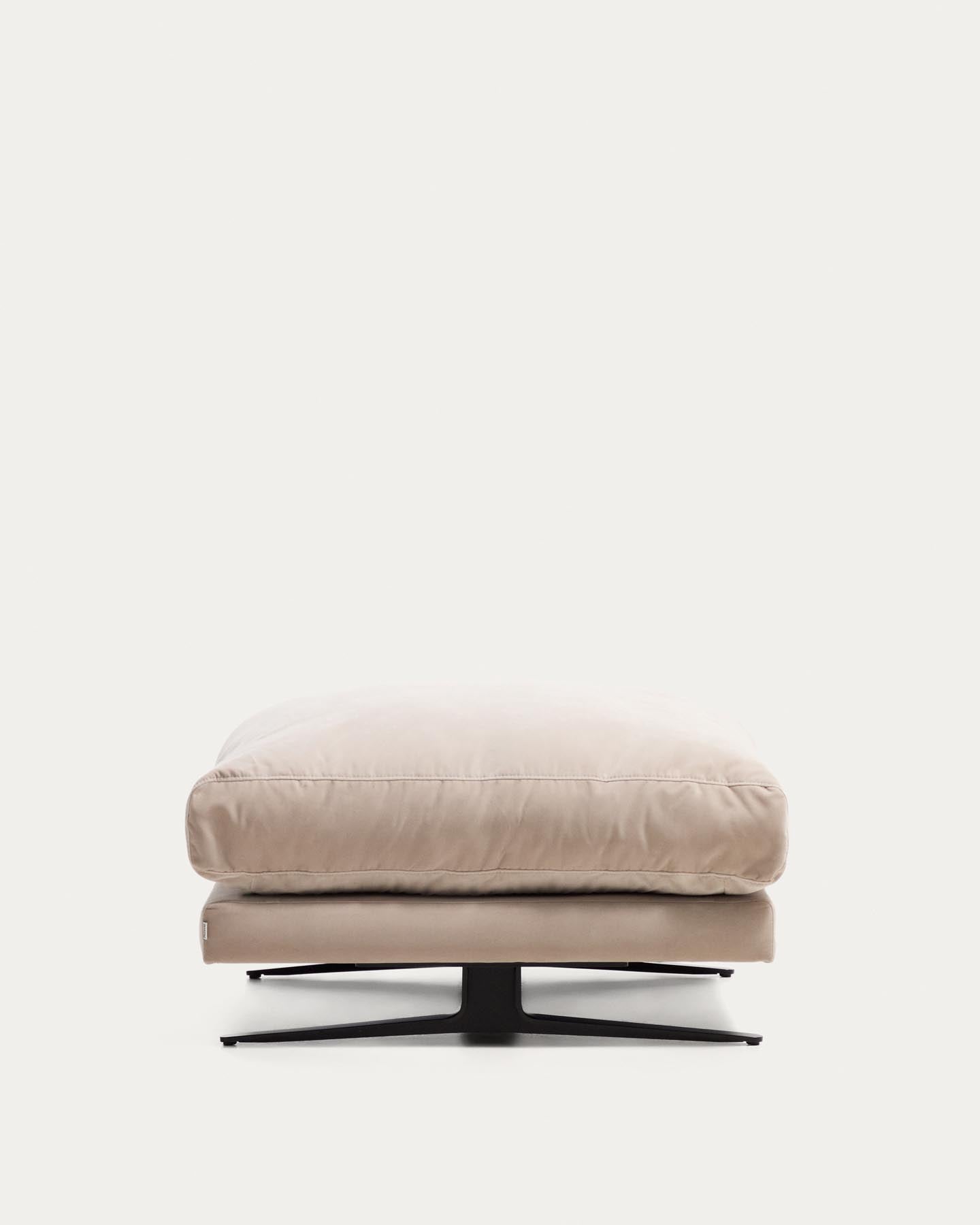 Fussablage Veliro, schwer entflammbar, mit perlweissem Samt und Stahlbeinen mit schwarzem Finish, 85 x 90 cm, FSC Mix Credit in Perle präsentiert im Onlineshop von KAQTU Design AG. Pouf ist von Kave Home