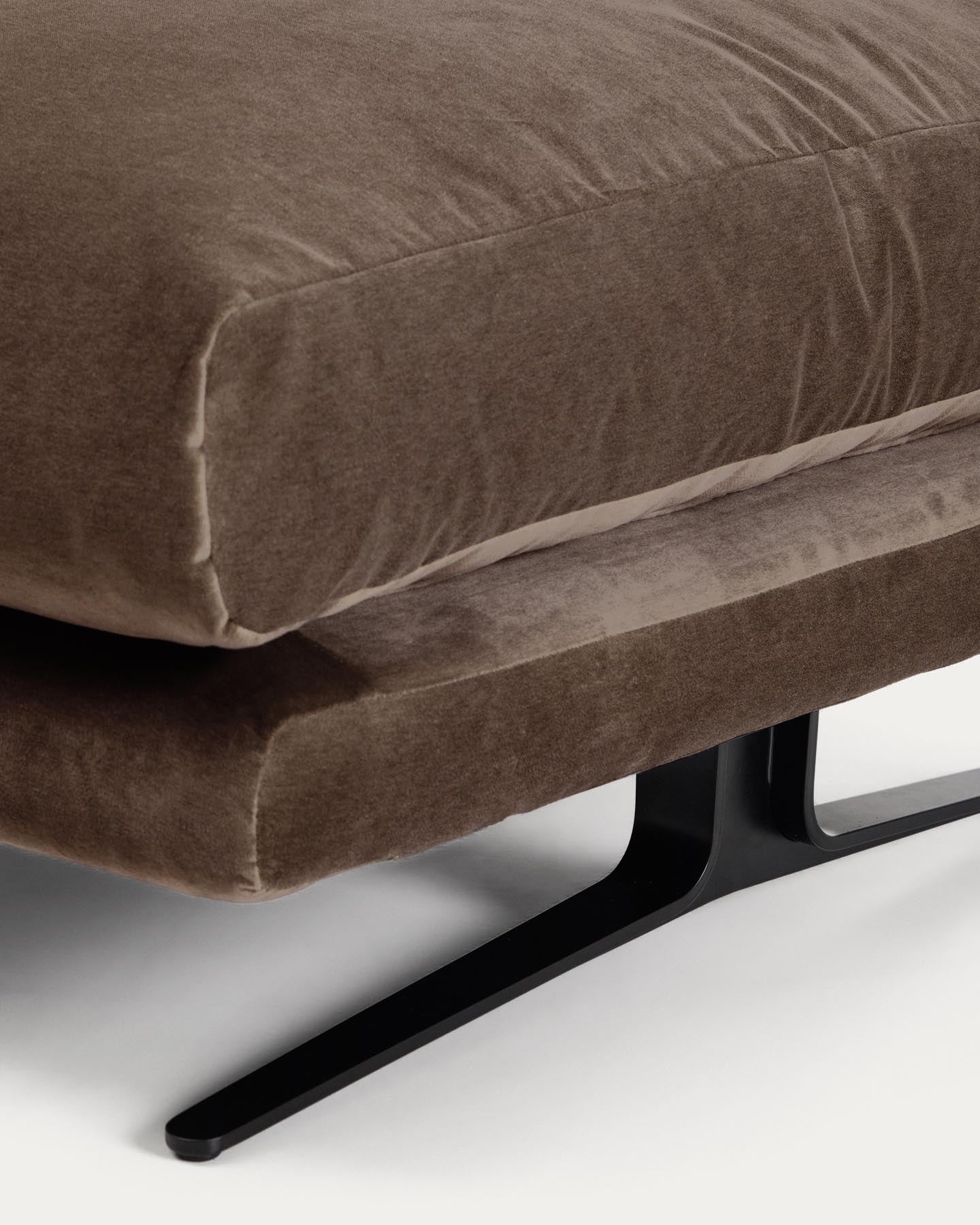 Fussablage Veliro mit schokoladenbraunem Samt und Stahlbeinen mit schwarzem Finish, 85 x 90 cm, FSC Mix Credit in Dunkelbraun präsentiert im Onlineshop von KAQTU Design AG. Pouf ist von Kave Home