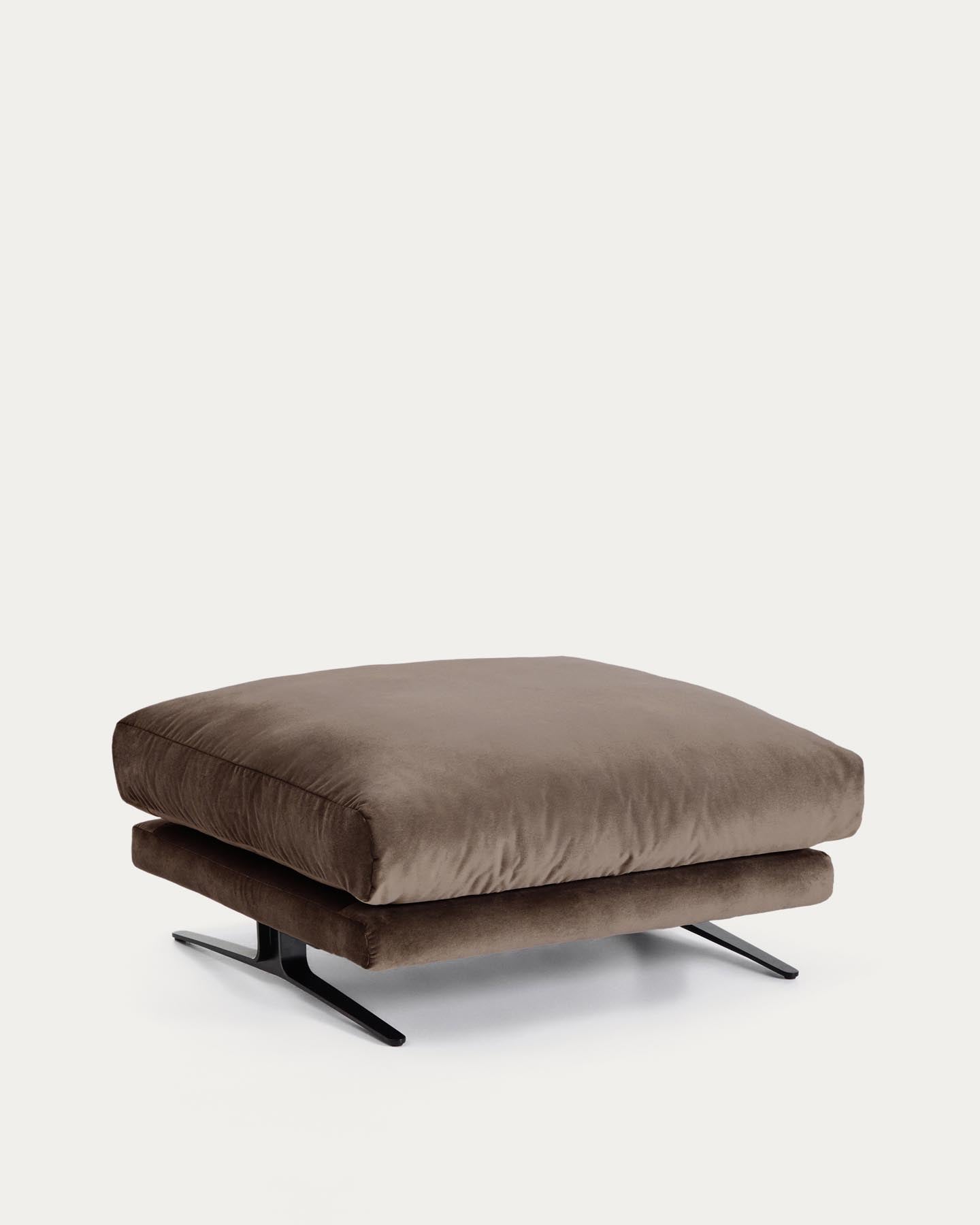 Fussablage Veliro mit schokoladenbraunem Samt und Stahlbeinen mit schwarzem Finish, 85 x 90 cm, FSC Mix Credit in Dunkelbraun präsentiert im Onlineshop von KAQTU Design AG. Pouf ist von Kave Home