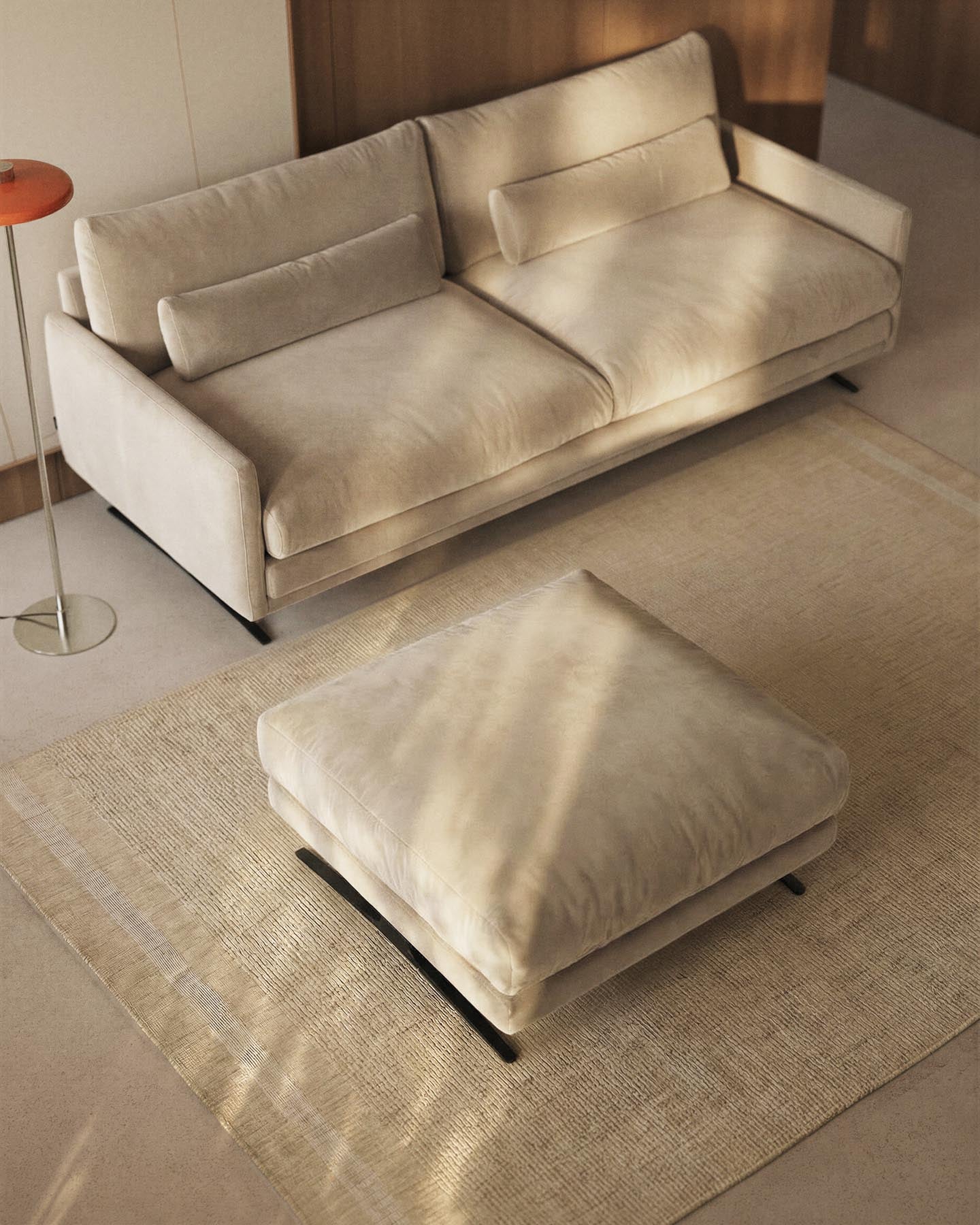 Fussablage Veliro mit perlfarbenem Samt und Stahlbeinen mit schwarzem Finish, 85 x 90 cm, FSC Mix Credit in Perle präsentiert im Onlineshop von KAQTU Design AG. Pouf ist von Kave Home