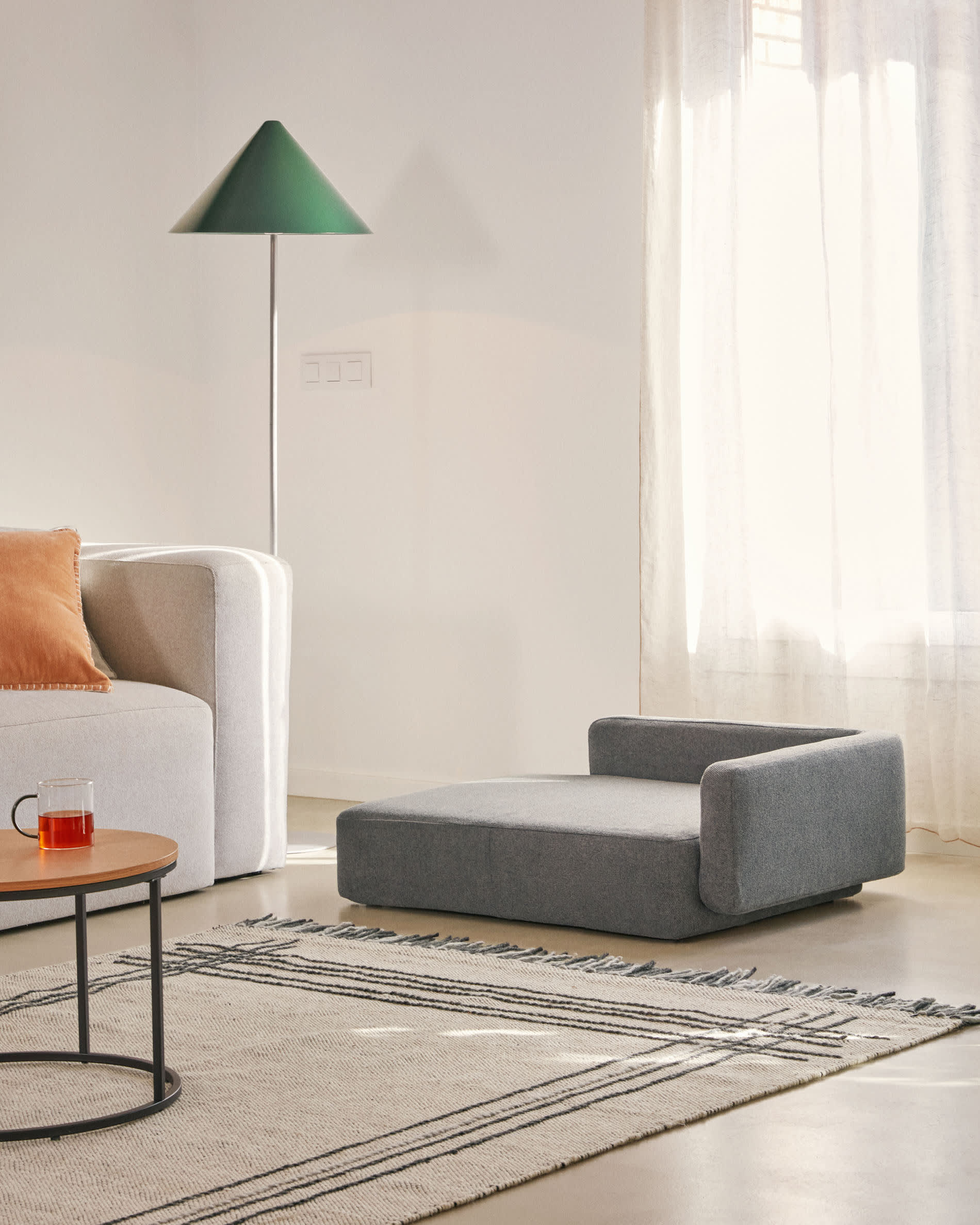 Das Bowie Haustierbett in elegantem Dunkelgrau (73 x 98 cm) vereint Komfort und modernes Design, ideal für große Hunde und kleine Tiere.