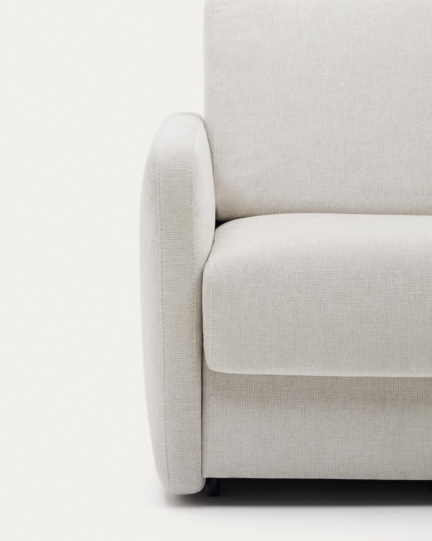 Das Nuala 3-Sitzer-Bettsofa in Perlweiss von Kave Home bietet stilvollen Komfort und verwandelt sich mühelos in ein bequemes Bett.