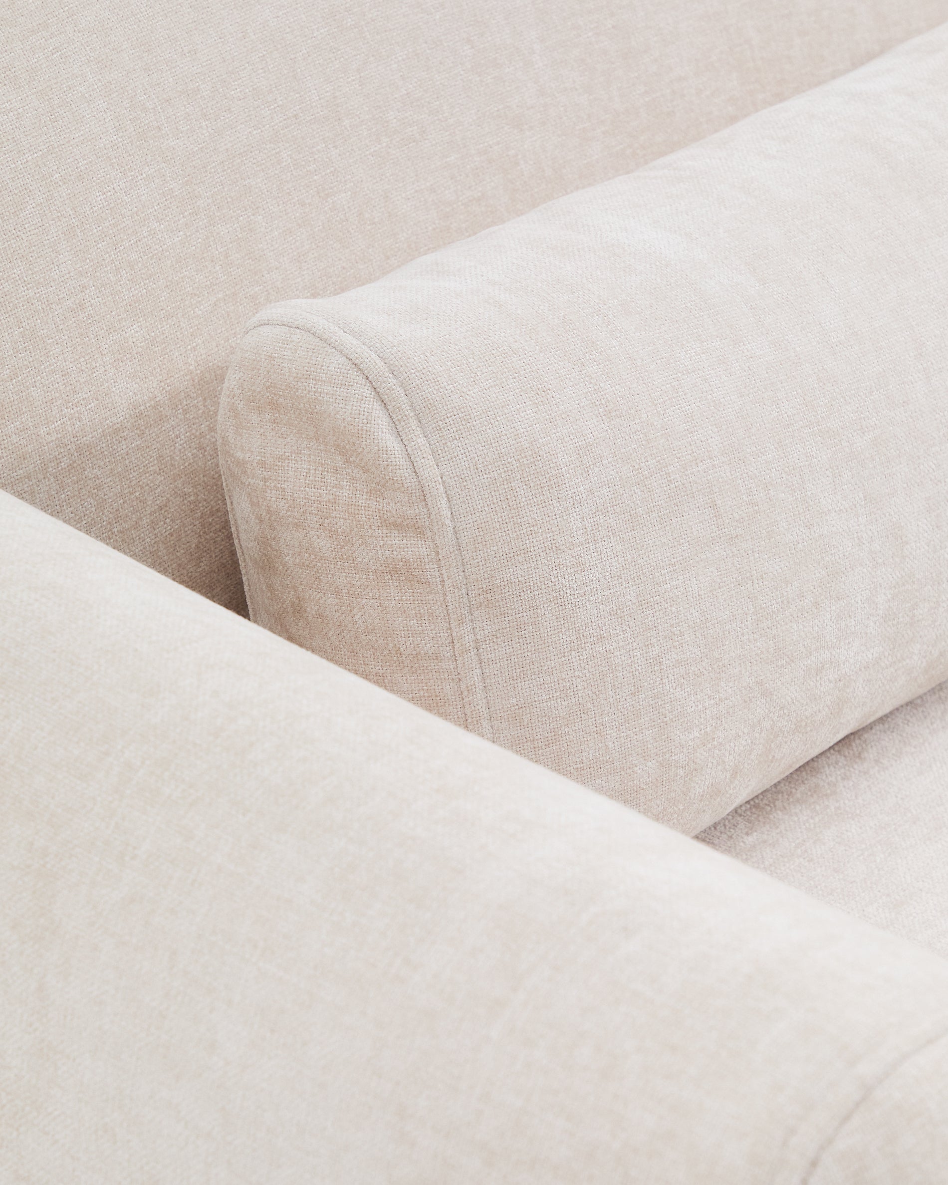 2-Sitzer-Sofa Lares mit elektrisch ausfahrbaren Sitzen und verstellbarer Kopfstütze in beiger Chenille, 150 cm in Beige präsentiert im Onlineshop von KAQTU Design AG. 2er Sofa ist von Kave Home