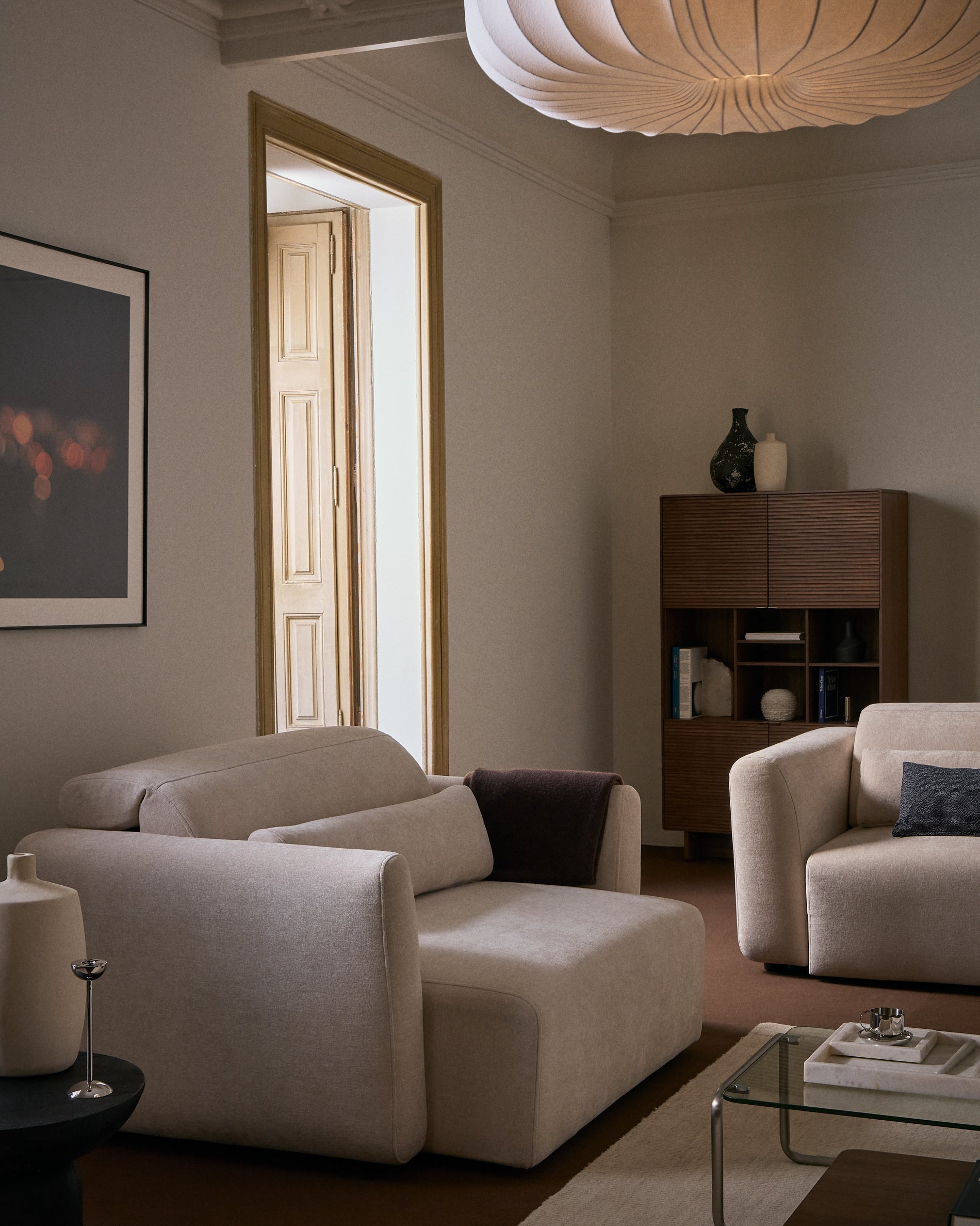 2-Sitzer-Sofa Lares mit elektrisch ausfahrbaren Sitzen und verstellbarer Kopfstütze in beiger Chenille, 150 cm in Beige präsentiert im Onlineshop von KAQTU Design AG. 2er Sofa ist von Kave Home