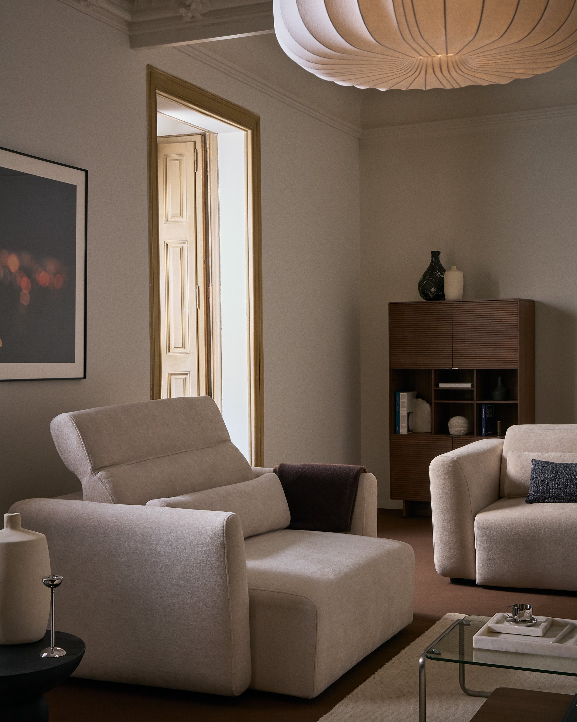 2-Sitzer-Sofa Lares mit elektrisch ausfahrbaren Sitzen und verstellbarer Kopfstütze in beiger Chenille, 150 cm in Beige präsentiert im Onlineshop von KAQTU Design AG. 2er Sofa ist von Kave Home