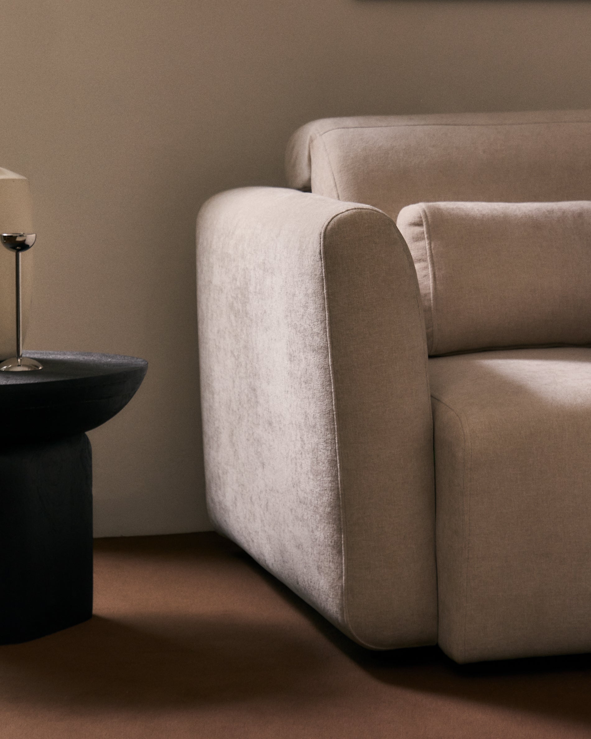 2-Sitzer-Sofa Lares mit elektrisch ausfahrbaren Sitzen und verstellbarer Kopfstütze in beiger Chenille, 150 cm in Beige präsentiert im Onlineshop von KAQTU Design AG. 2er Sofa ist von Kave Home