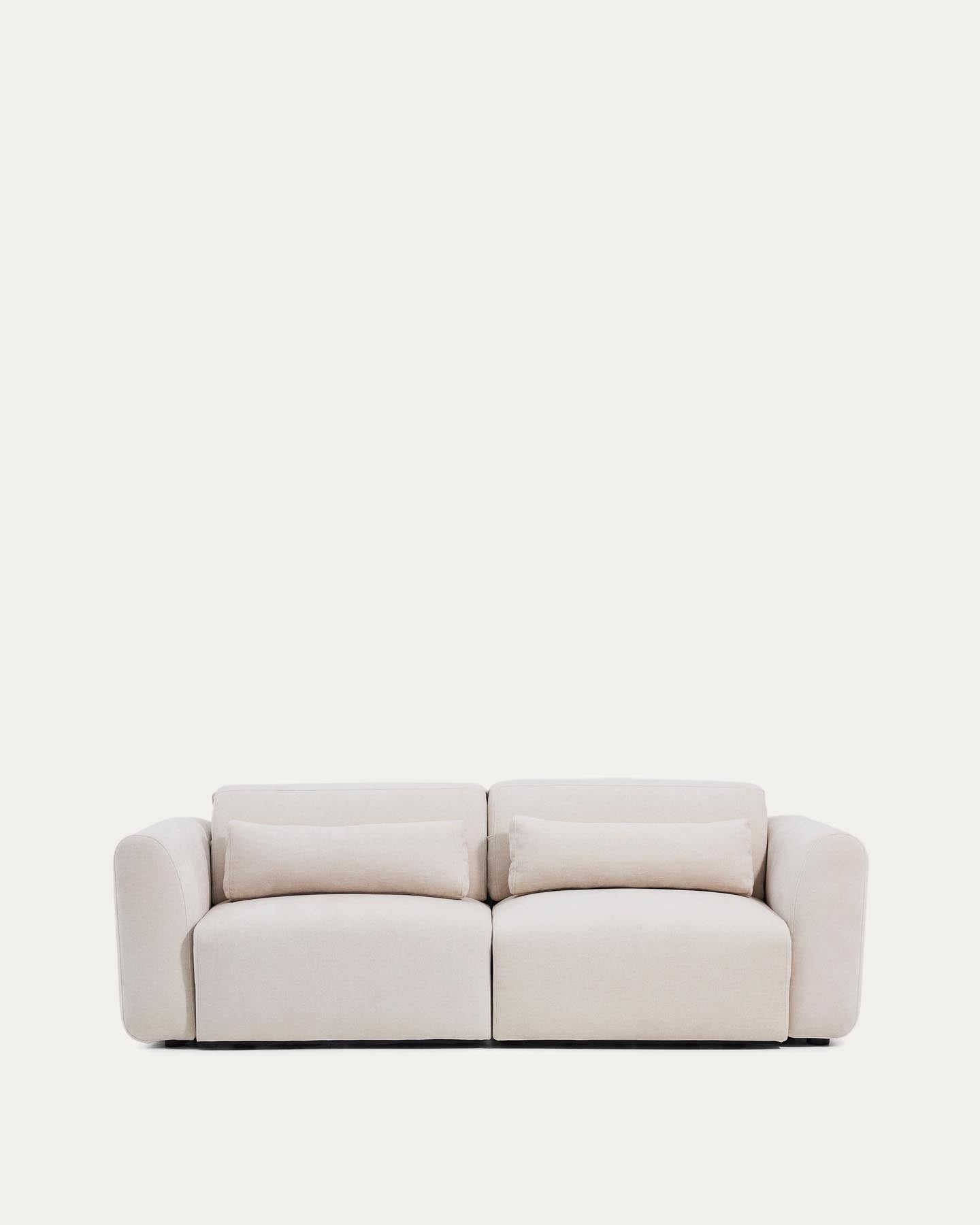 3-Sitzer-Sofa Lares mit elektrisch ausfahrbaren Sitzen und verstellbarer Kopfstütze in beiger Chenille, 240 cm in Beige präsentiert im Onlineshop von KAQTU Design AG. 3er Sofa ist von Kave Home
