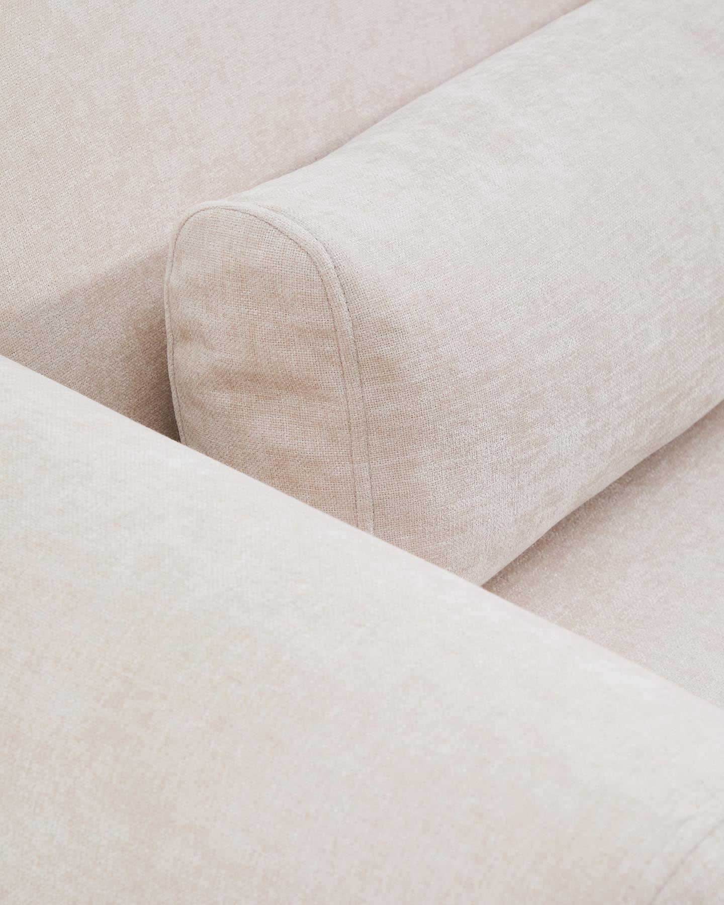 3-Sitzer-Sofa Lares mit elektrisch ausfahrbaren Sitzen und verstellbarer Kopfstütze in beiger Chenille, 240 cm in Beige präsentiert im Onlineshop von KAQTU Design AG. 3er Sofa ist von Kave Home